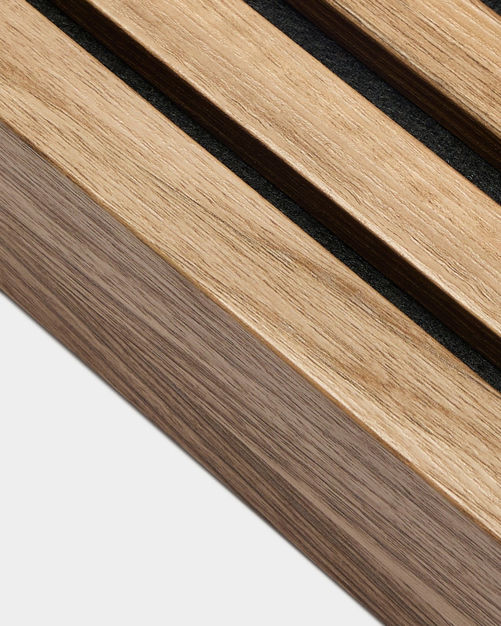 Primo piano della lamella finale WoodUpp Akupanel in Noce Inglese (6,7 cm), con black spazi tra le doghe acustiche su uno sfondo bianco semplice.