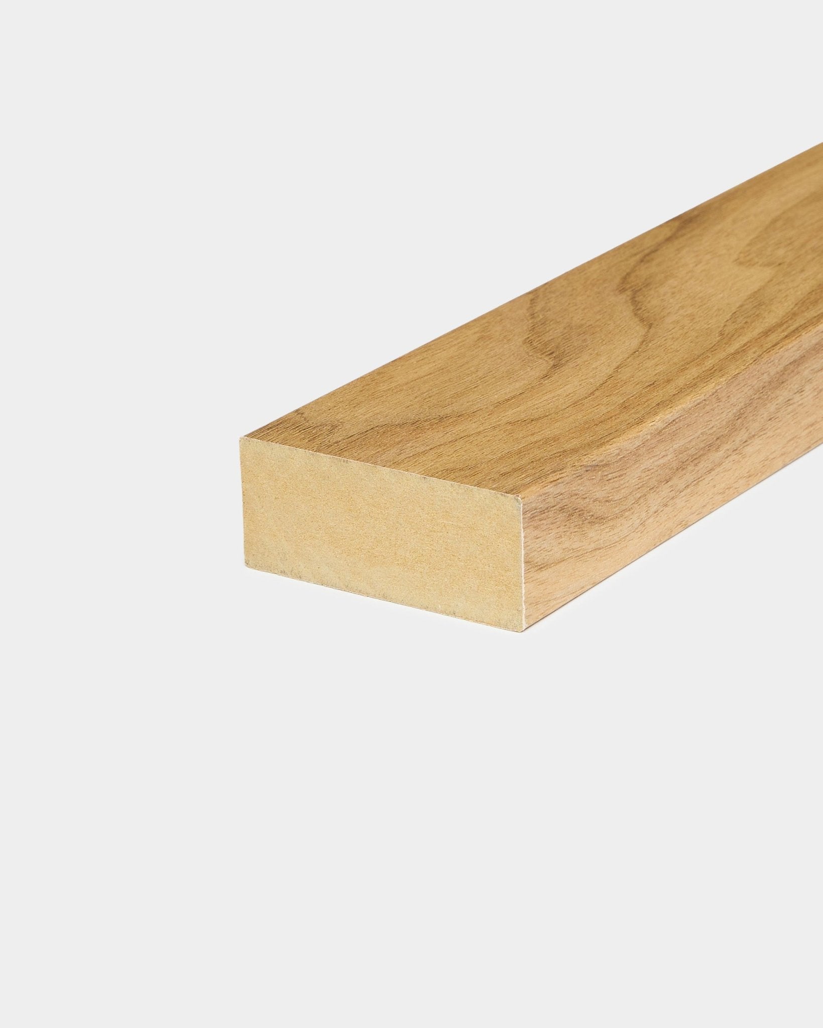 Lamella terminale della collezione WoodUpp CREATE in inglese Rovere (6,7 cm), accessorio per telai o pareti in MDF Pannello acustico, mostrata su uno sfondo bianco semplice.