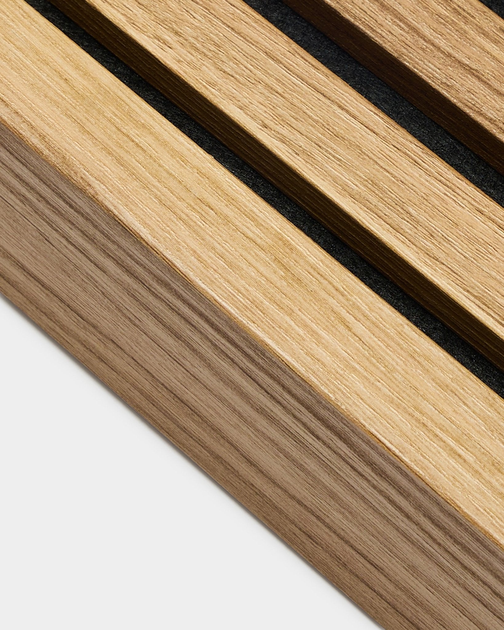 Primo piano della lamella terminale WoodUpp Akupanel in inglese Rovere (6,7 cm), con doghe acustiche parallele e texture venata natural wood.
