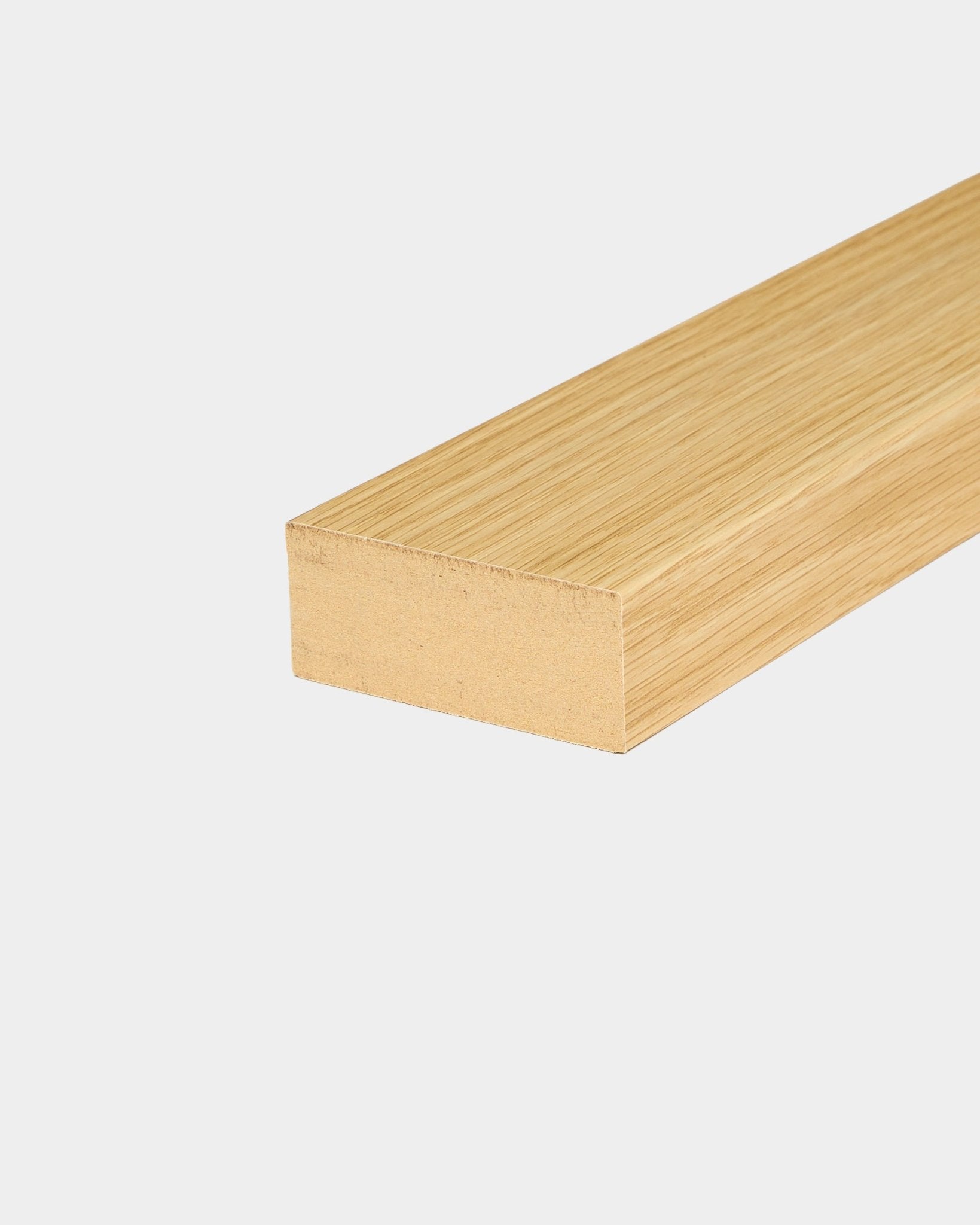 Lamella terminale WoodUpp Southern Rovere, larga 6,7 cm, progettata per l’installazione Pannello acustico Akupanel o per essere utilizzata come cornice in MDF su pareti a pannelli.