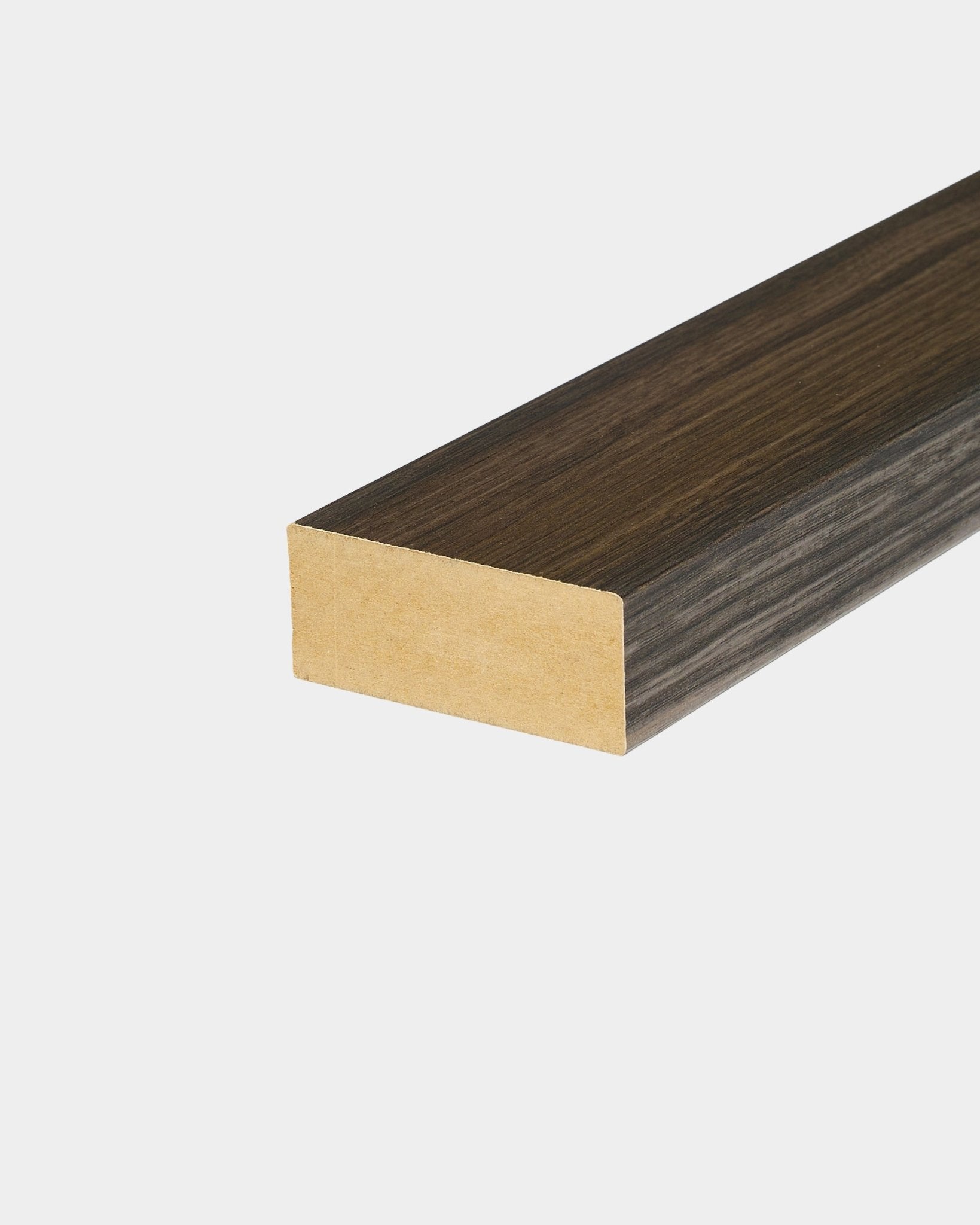 Lamella terminale WoodUpp in Black Oak (6,7 cm), pensata per la rifinitura dei bordi del pannello o per l’installazione di Akupanel Pannello acustico su pareti bianche lisce.