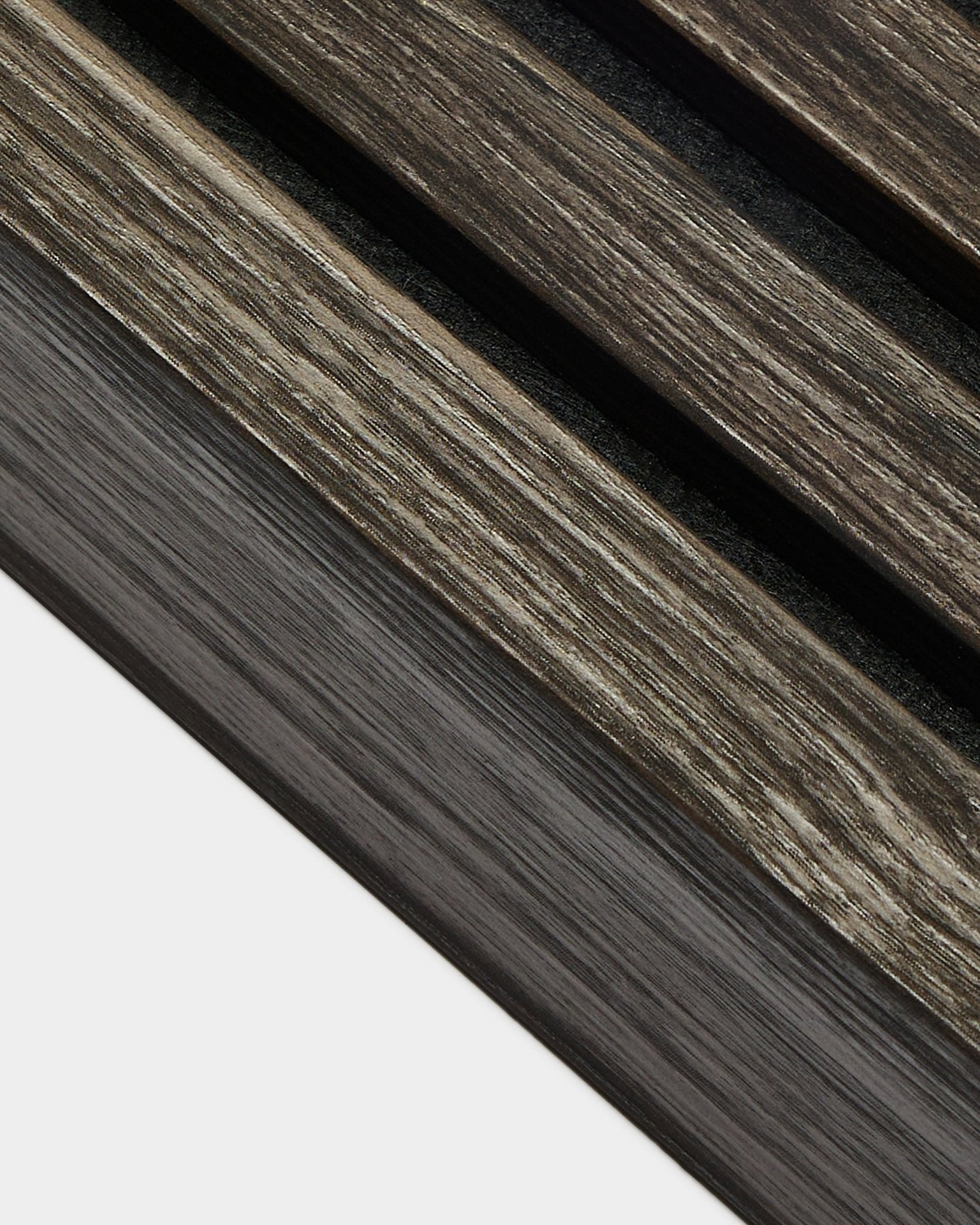Primo piano del dettaglio di installazione di WoodUpp Akupanel in Black Oak, con lamelle terminali da 6,7 cm disposte in diagonale e bordi del pannello rifiniti su uno sfondo chiaro.