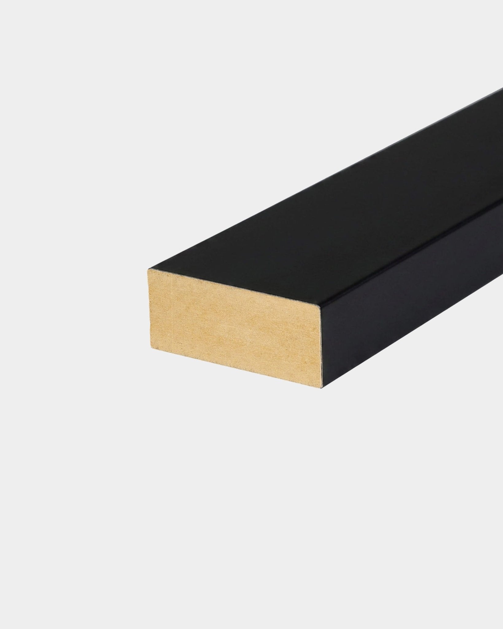 WoodUpp End Lamella, rivestito in nero, 240x6,7 cm in MDF con finitura nera su tre lati e estremità in legno naturale per un’installazione senza giunture dei pannelli acustici Akupanel.