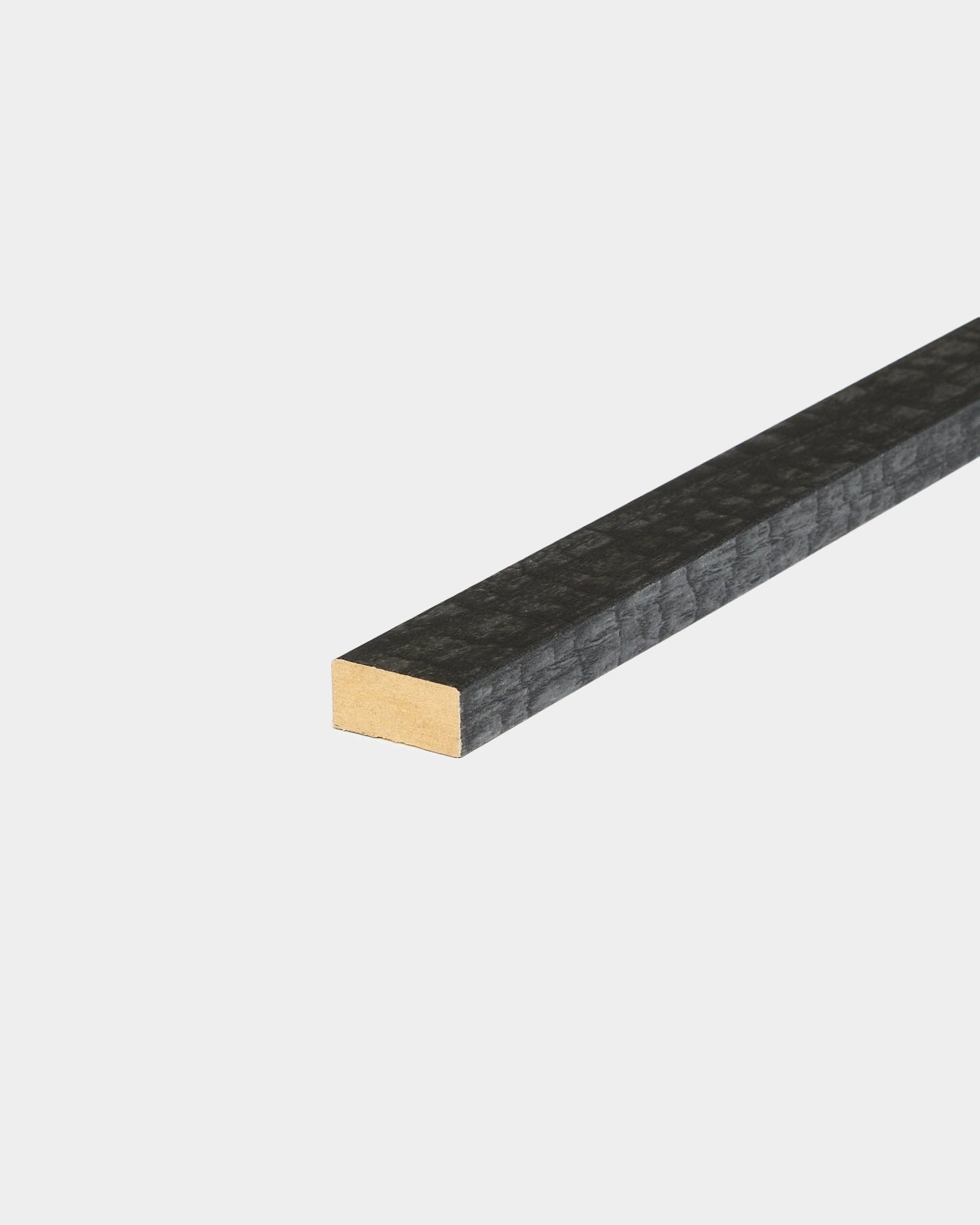 Accessorio WoodUpp Akupanel — listello Lamella color carbone, 240 cm; pensato per la finitura dei bordi o per sostituire i listelli su sfondi chiari nei pannelli acustici Nordic.