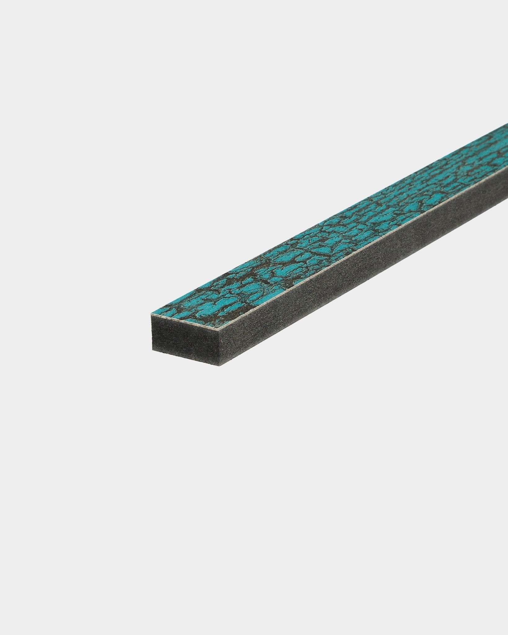 Primo piano di WoodUpp Lamella in Oxide Blue, lunghezza 240 cm, accessorio acustico in legno in stile nordico per una rifinitura precisa dei bordi o la sostituzione delle doghe Akupanel.