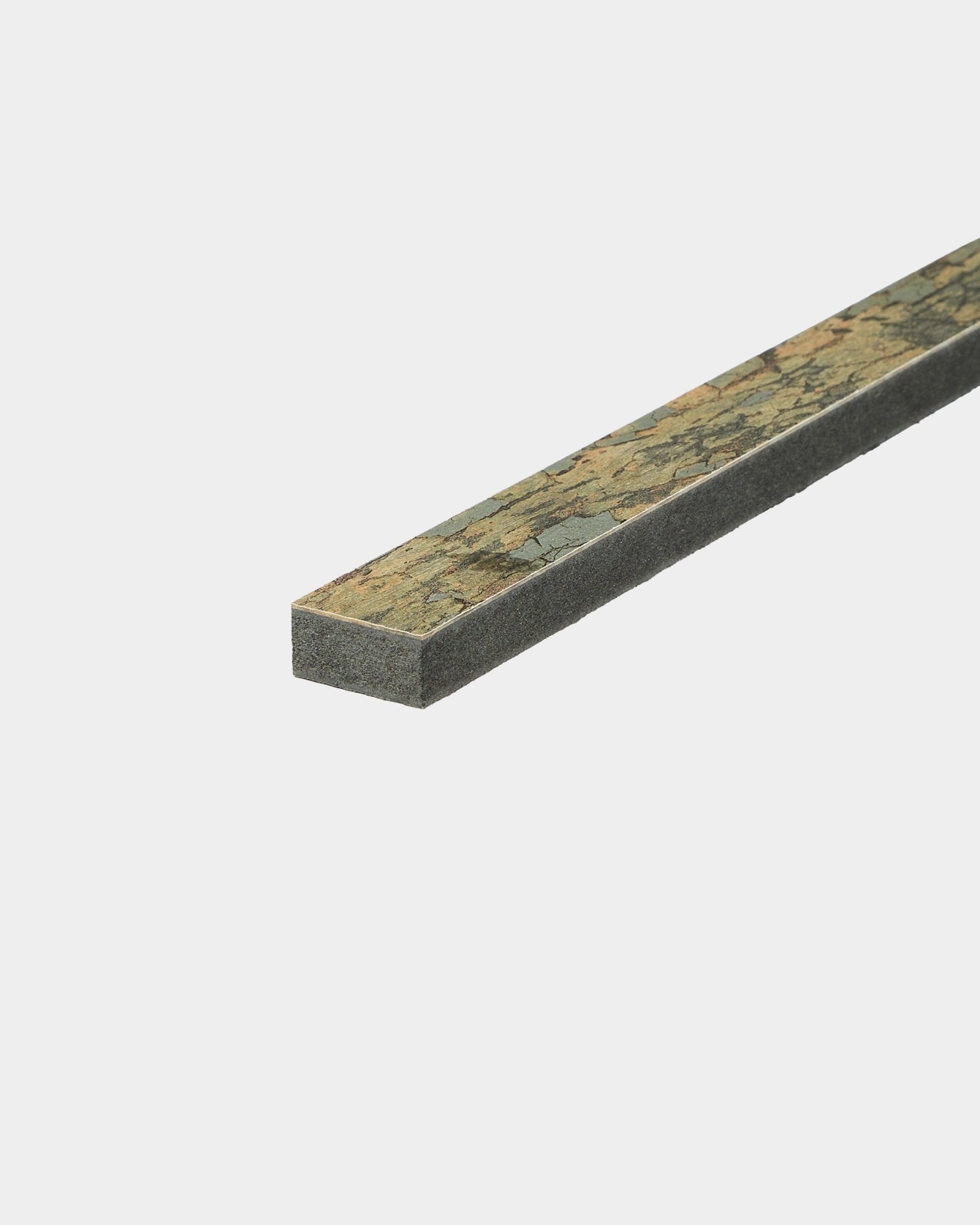 La lamella WoodUpp Akupanel in Oxide Grey, lunga 240 cm, presenta una superficie materica e un design nordico essenziale, mostrata su uno sfondo bianco semplice.