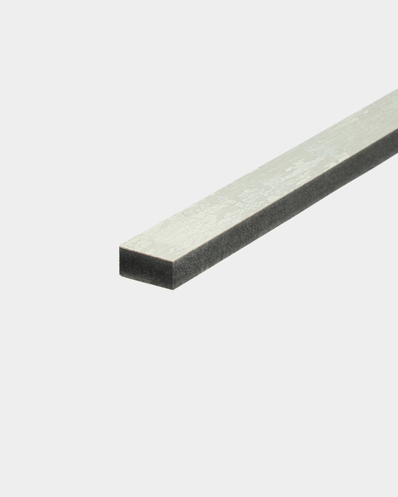 WoodUpp Akupanel Oxide White listello acustico da 240 cm con strato superiore metallico e lato inferiore in schiuma scura, mostrato su uno sfondo bianco semplice.