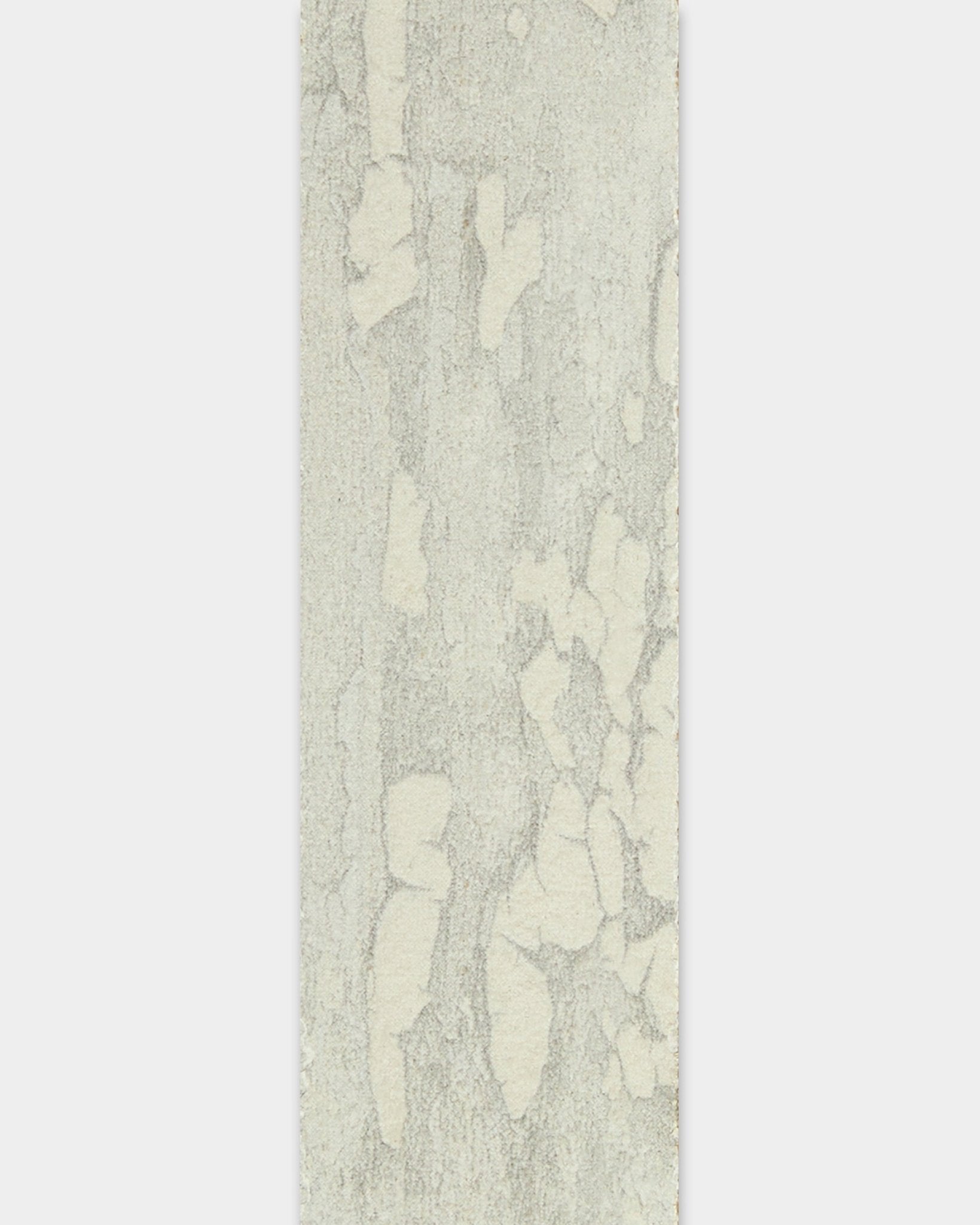 WoodUpp Lamella / Oxide White 240 cm Pannello acustico con una finitura astratta testurizzata rettangolare, grigio chiaro e bianco sporco, che richiama la pietra naturale.