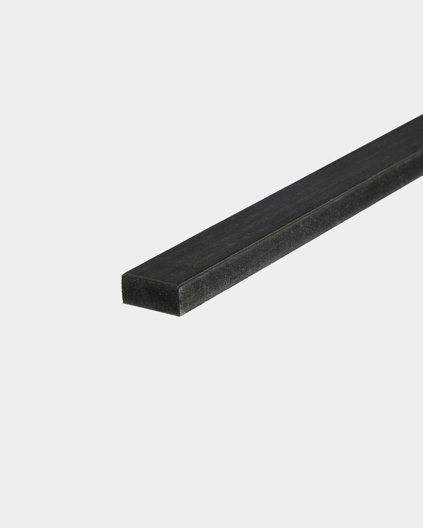 WoodUpp Lamella in frassino Black, 240 cm: una barra Lamella piatta black per la sostituzione delle doghe Akupanel o per le finiture dei bordi, mostrata su sfondo bianco.
