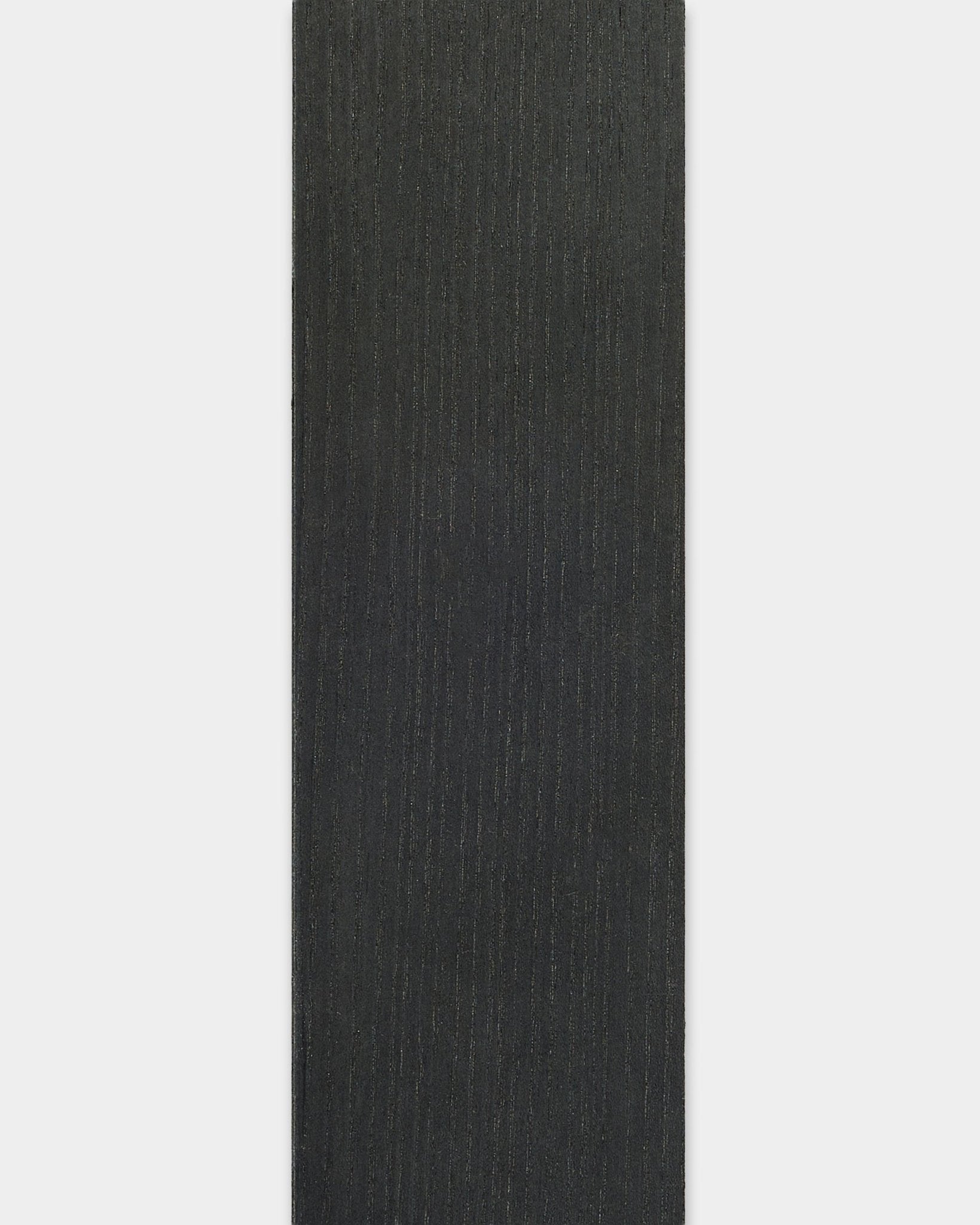 Tappetino yoga Lamella in frassino black di WoodUpp, rettangolare e lungo 240 cm, con sottili linee e bordi testurizzati ispirati ai pannelli acustici in legno Akupanel.