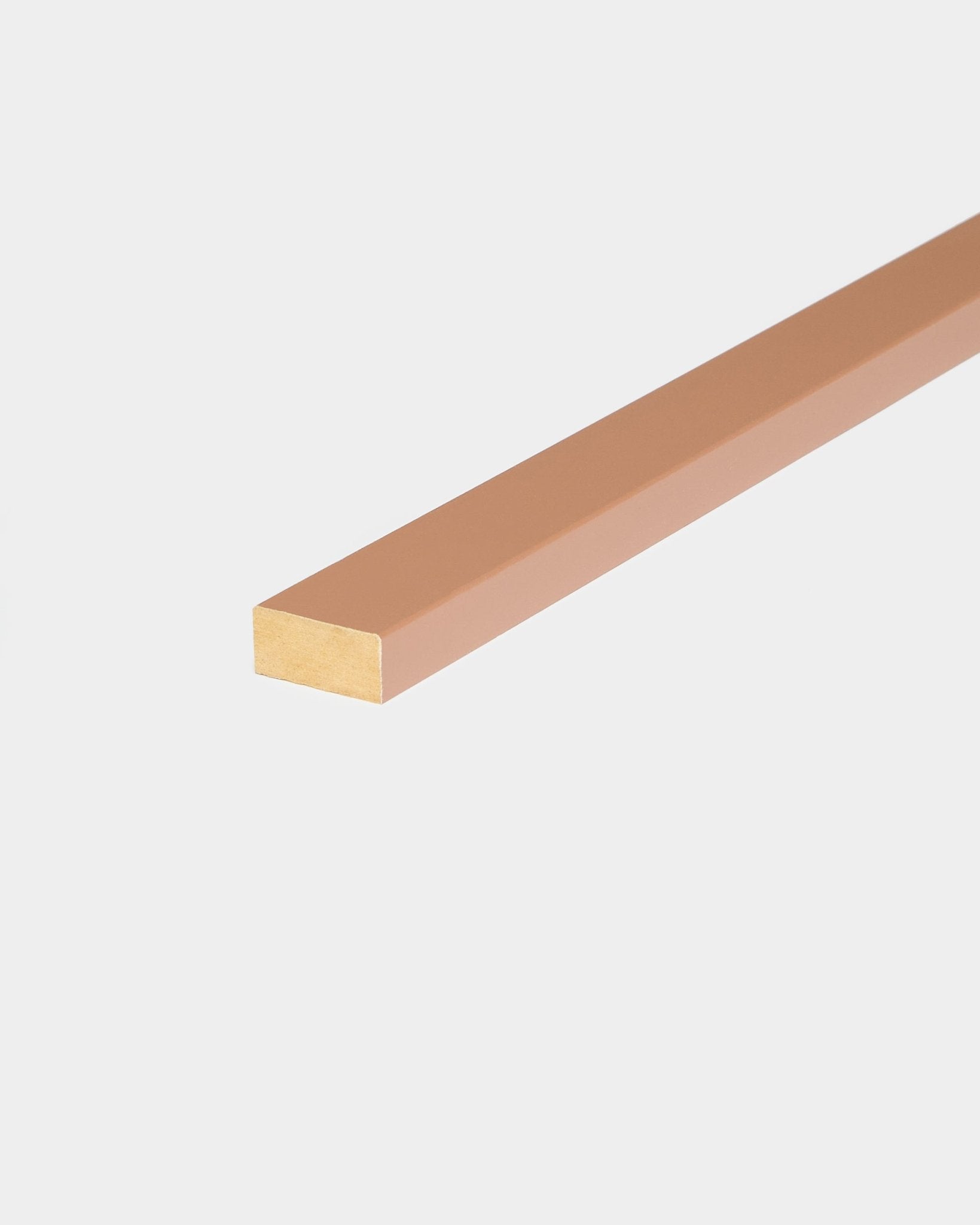 Lamella WoodUpp con finitura Clay, lunghezza 240 cm, mostrata come accessorio di installazione per la rifinitura dei bordi o come listello di ricambio per i pannelli acustici in legno Akupanel.