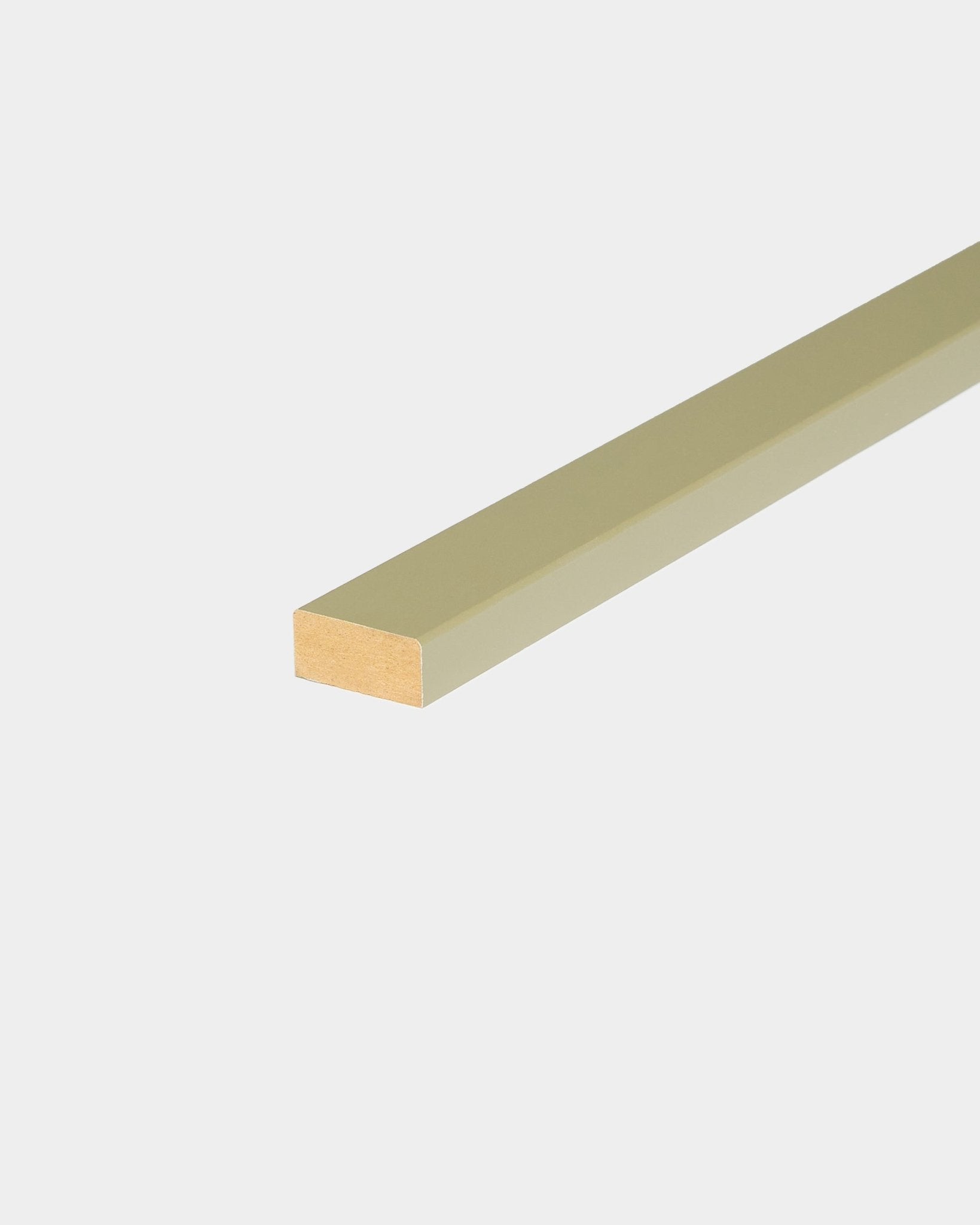 WoodUpp Lamella Moss da 240 cm, un profilo verde oliva chiaro pensato per la finitura dei bordi dei pannelli acustici Nordic su sfondo bianco.