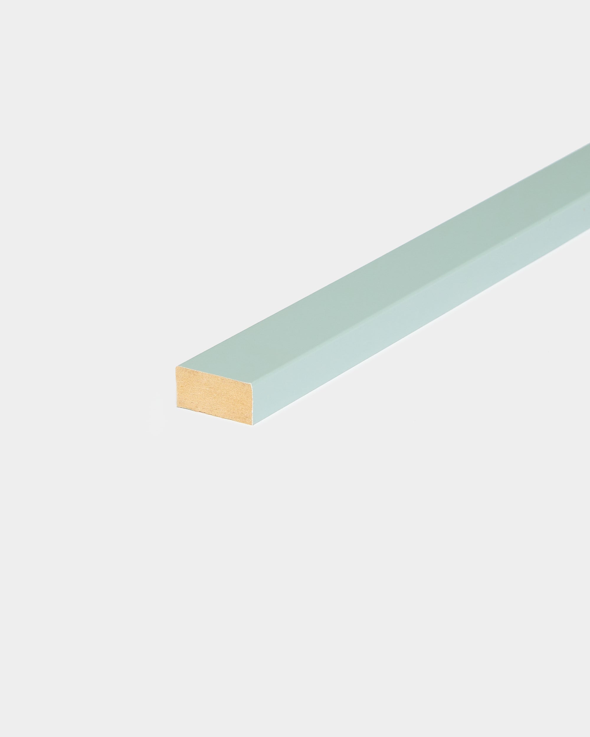 Listello rettangolare Lamella WoodUpp Akupanel in Cloud, 240 cm, azzurro chiaro, progettato per la rifinitura dei bordi o la sostituzione delle lamelle Akupanel Pannello acustico.