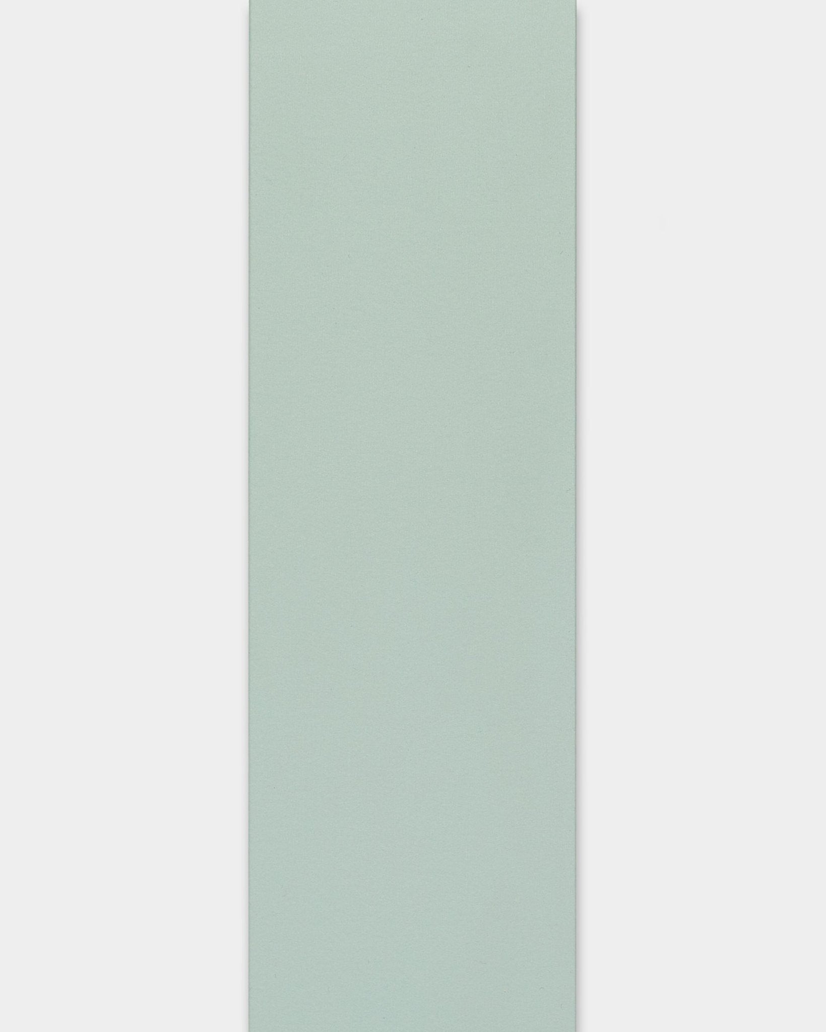 Vertical azzurro chiaro Pannello acustico con texture delicata e bordi netti della collezione Lamella di WoodUpp, mostrato su uno sfondo bianco uniforme.