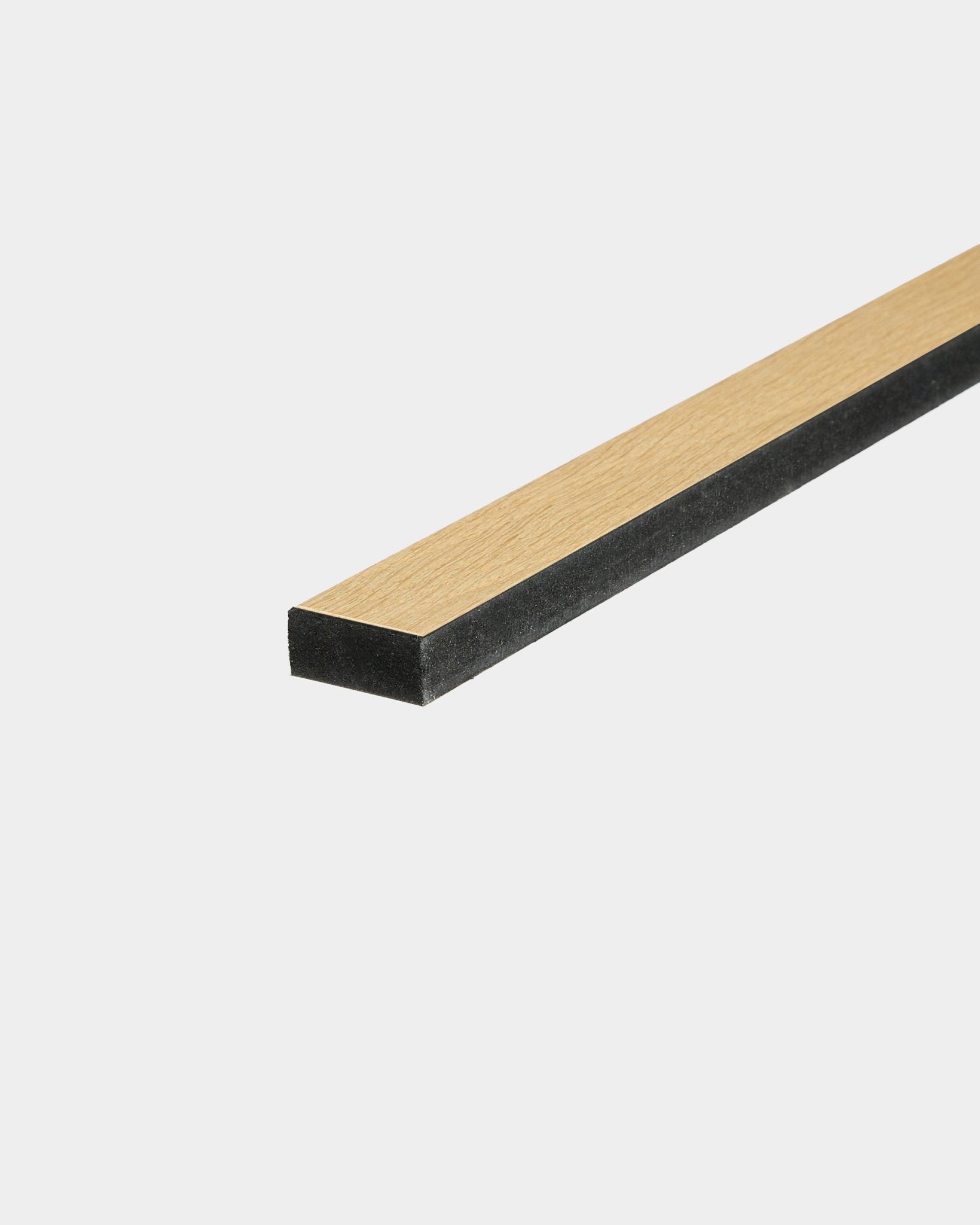 Listello WoodUpp Lamella Classic Rovere, lunghezza 240 cm, con supporto in MDF black; progettato come listello di ricambio per pannelli acustici o per la riparazione dei pannelli.
