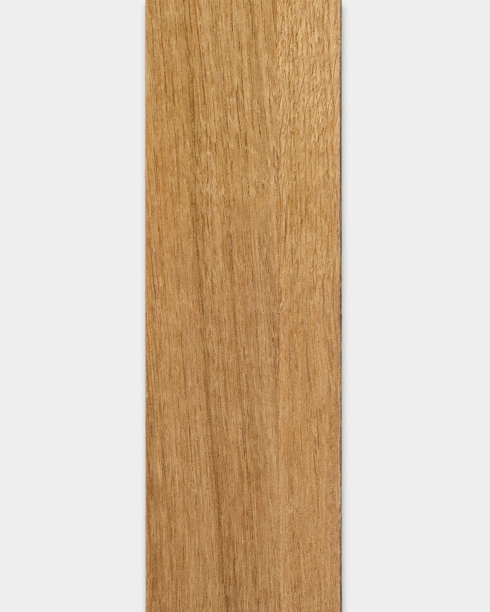 Vertical WoodUpp Akupanel in Rustic Brown Rovere, 240 cm, con doghe in legno brown chiaro e liscio, con venature naturali visibili su sfondo bianco.