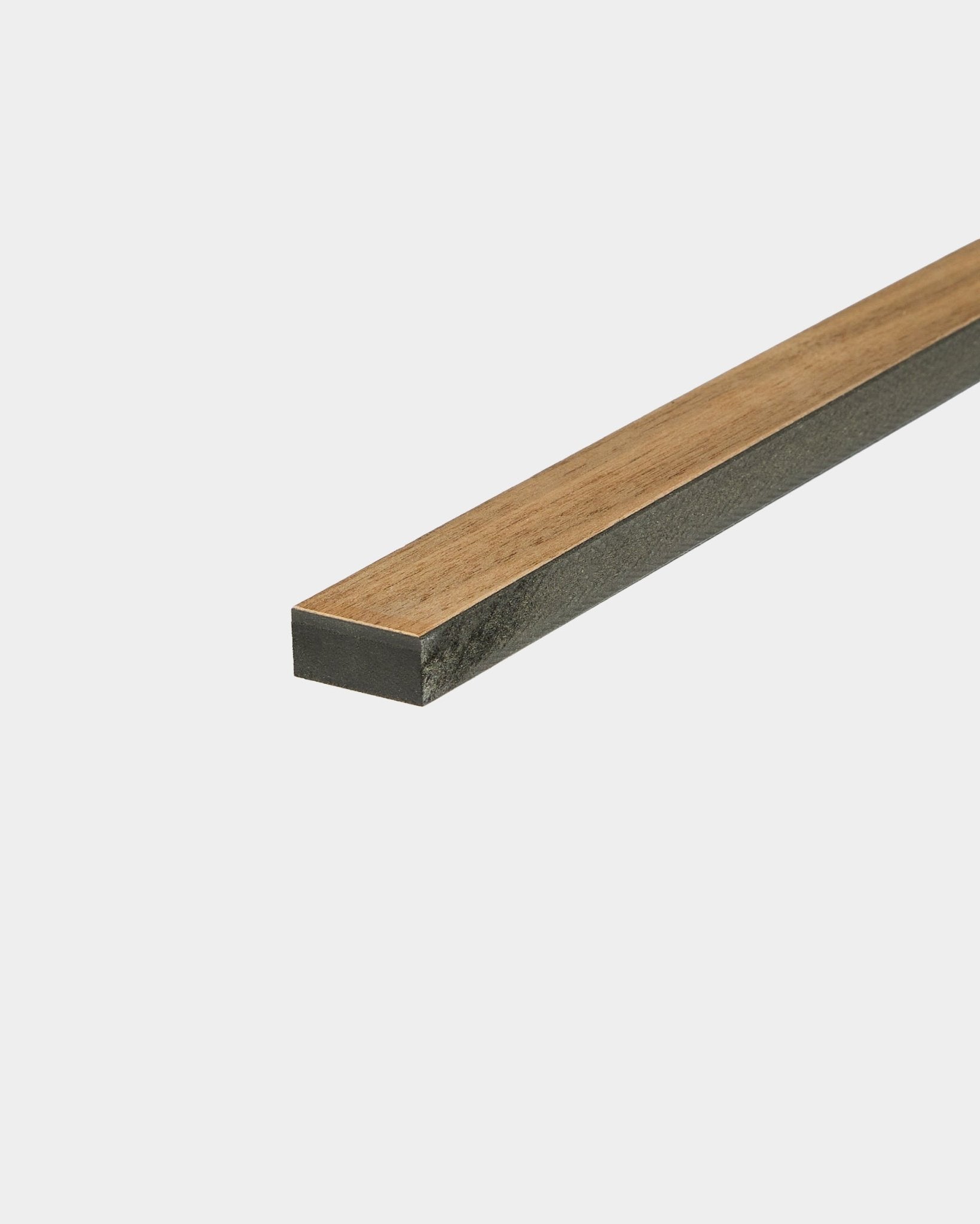 WoodUpp Lamella Walnut 240 cm, un listello rettangolare liscio in noce pensato per la rifinitura dei bordi o per la sostituzione dei listelli Akupanel, mostrato su sfondo bianco.