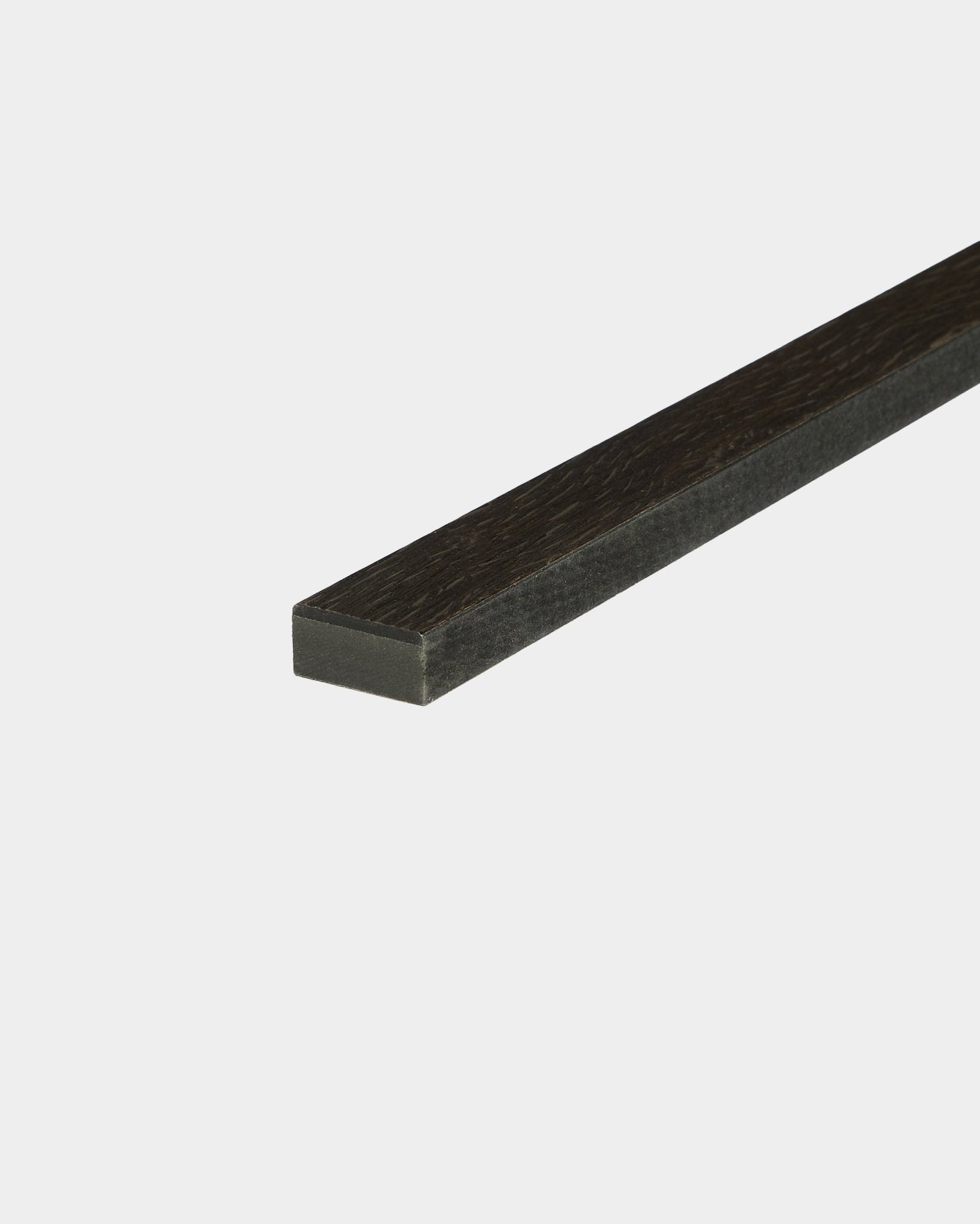 Un listello acustico WoodUpp Lamella Rustic Smoked Oak da 240 cm, con una finitura ispirata al design nordico, è posizionato in verticale su uno sfondo bianco semplice.