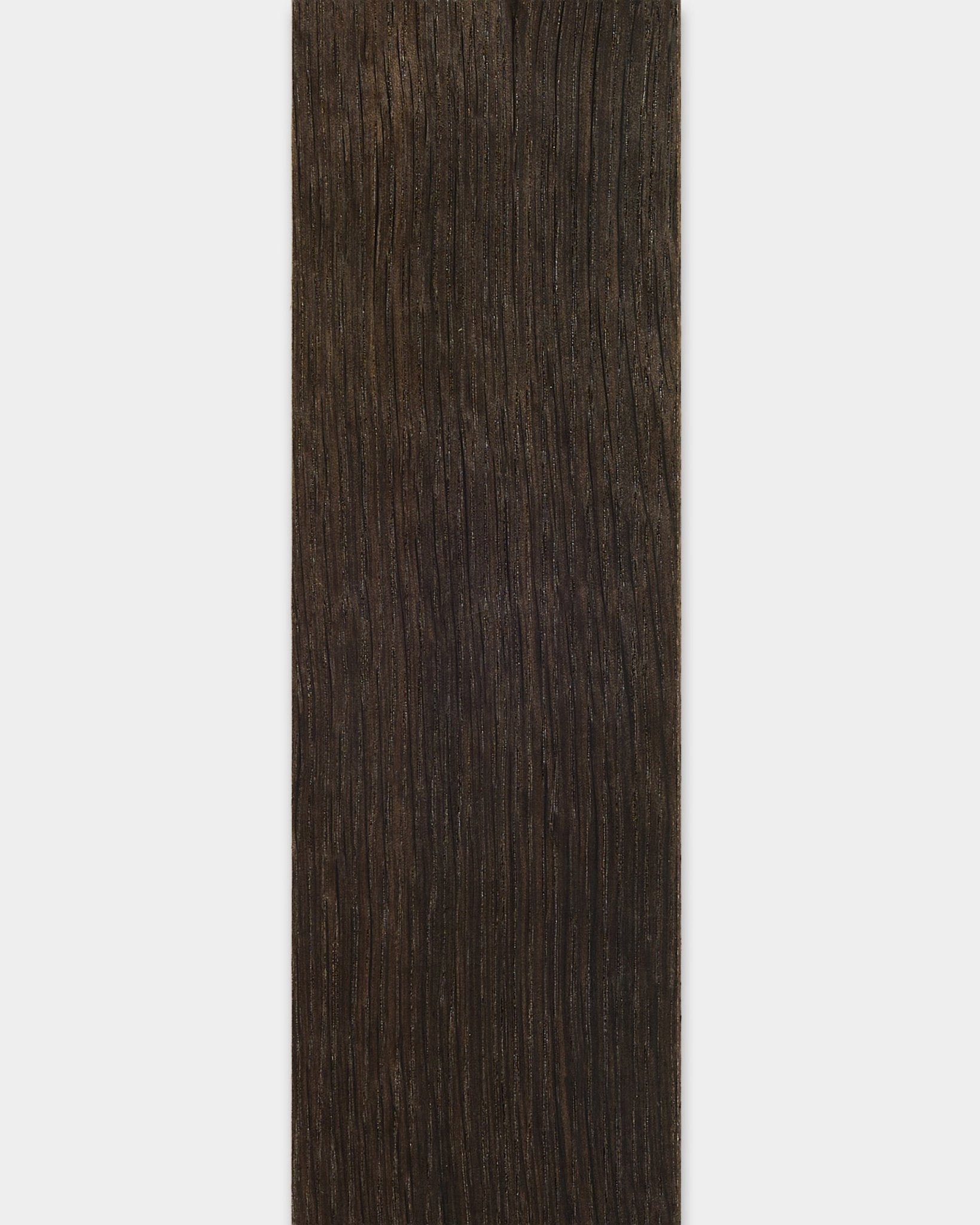 Il listello WoodUpp Lamella Rustic Smoked Oak da 240 cm presenta una venatura del legno vertical scura brown; adatto per rifinire i bordi o sostituire i listelli Pannello acustico.