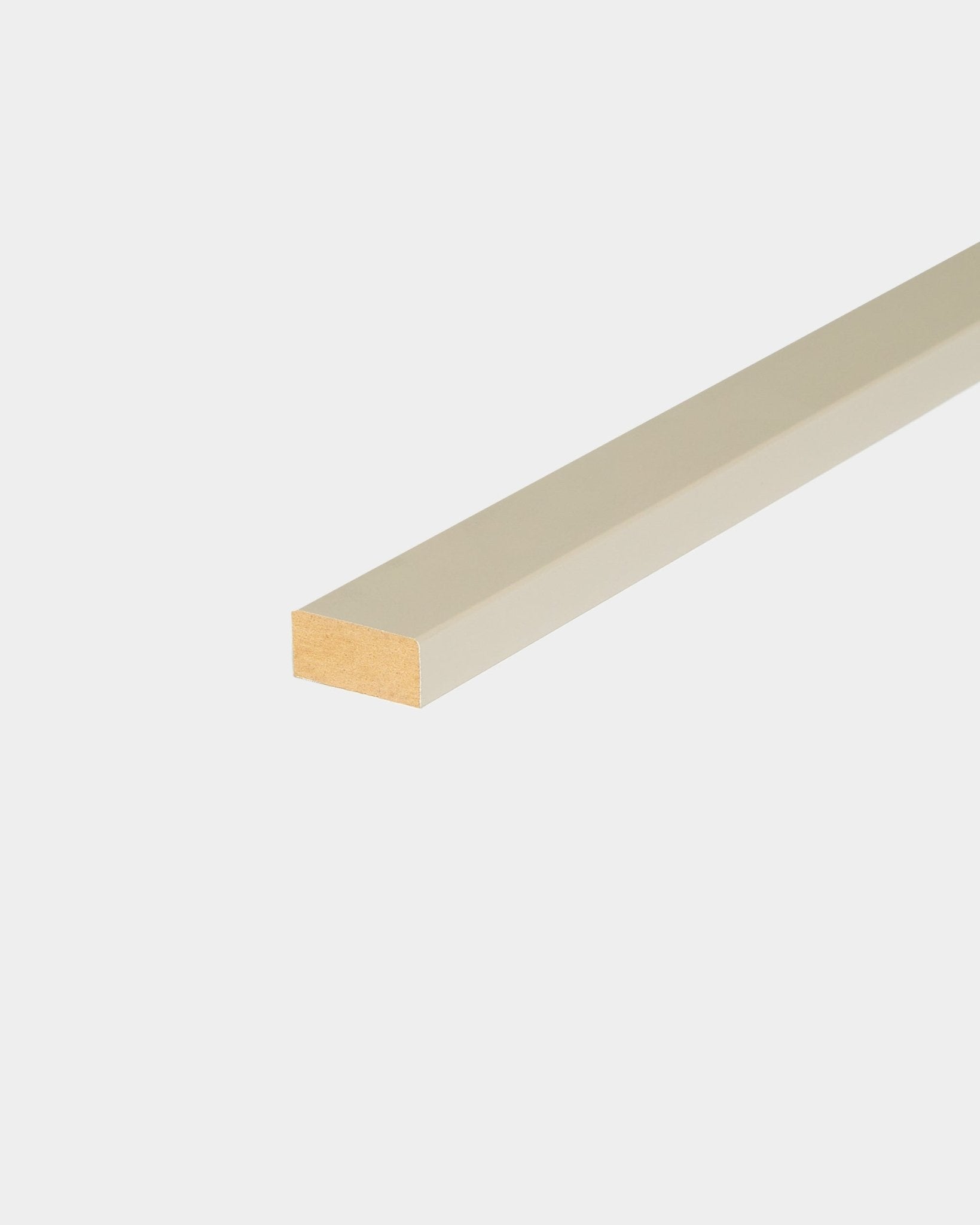 Listello WoodUpp Lamella/Stone da 240 cm per la finitura dei bordi di Akupanel, con superficie liscia in beige ed estremità a vista, progettato per installazioni Nordic Pannello acustico.