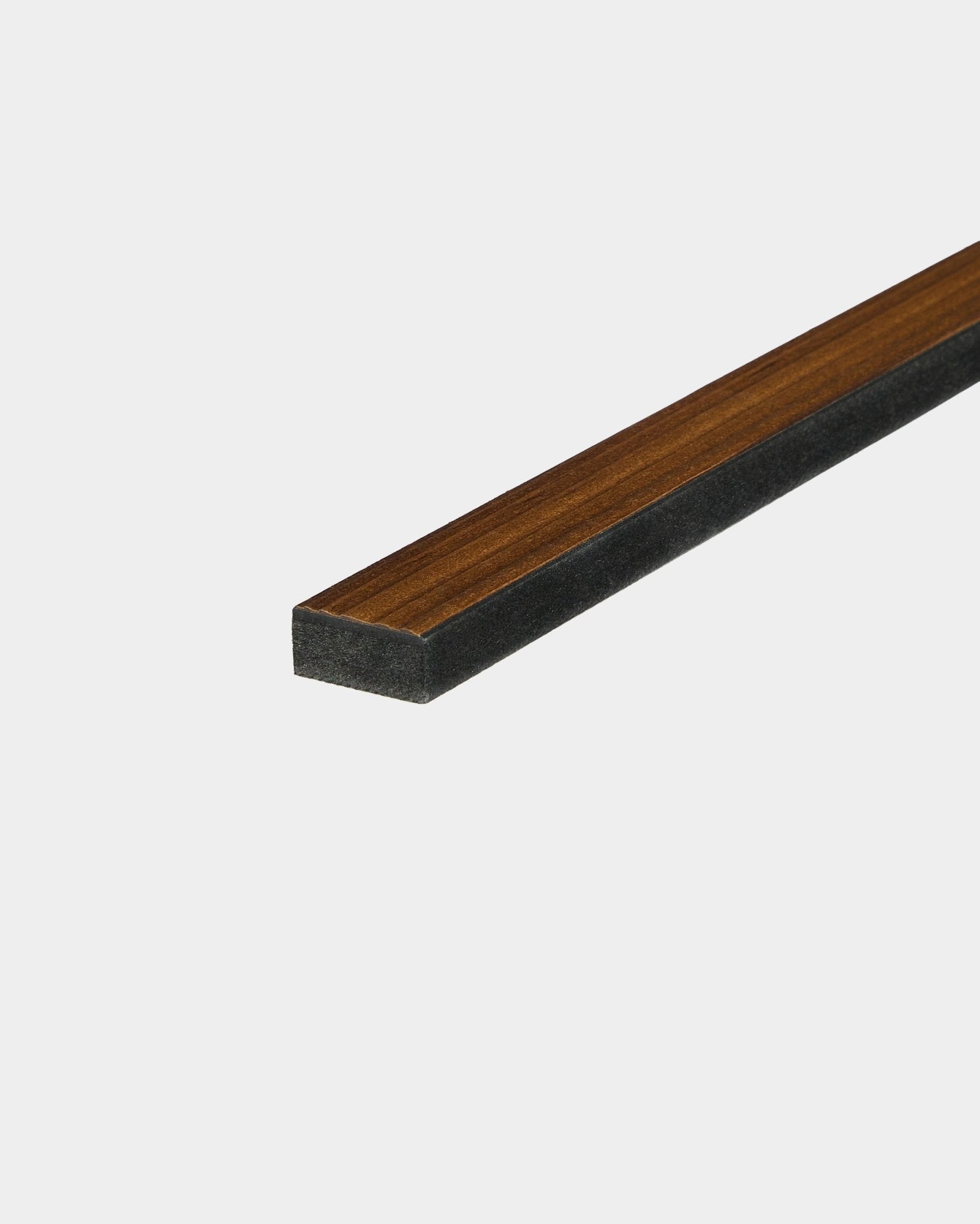 WoodUpp Lamella Rustic termotrattato Larch Pannello acustico, 240 cm, presenta una sottile doga rettangolare in legno con base scura e parte superiore brown su sfondo bianco.