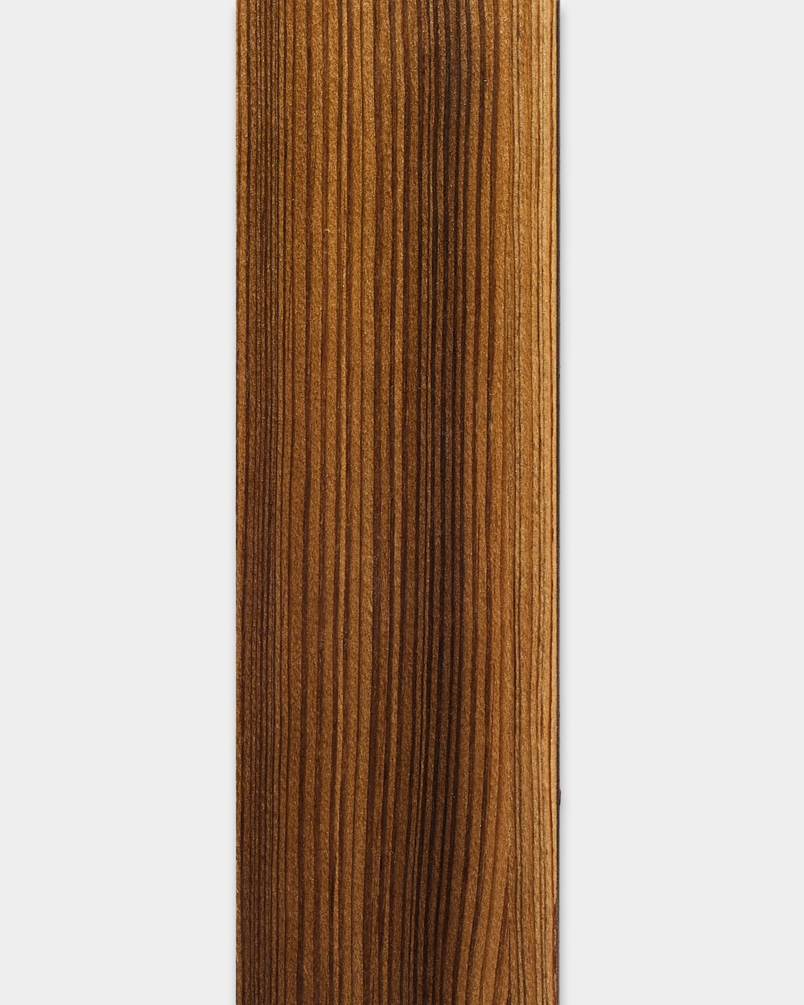 Lamella Rustic termotrattato Larch, 240 cm di WoodUpp: doga in legno scuro dalla finitura liscia, pensata per pannelli acustici Akupanel o come doga di ricambio per pannelli.