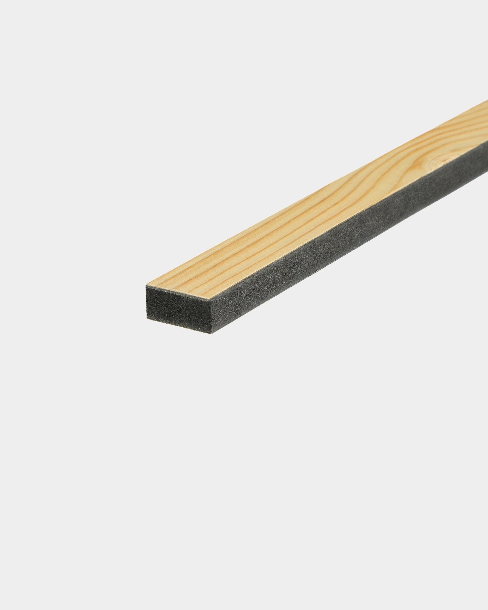 WoodUpp Lamella / Alp, 240 cm: listello sottile in legno con supporto in schiuma acustica scura, pensato per la finitura o la sostituzione dei listelli Akupanel nei pannelli in stile nordico.