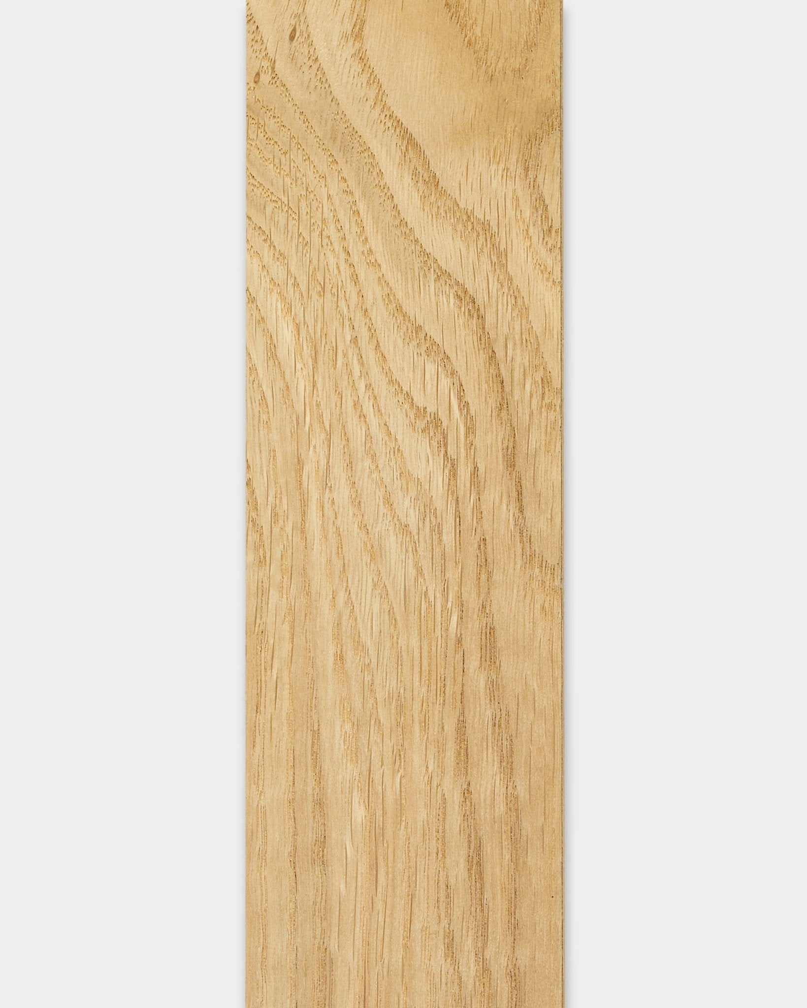 WoodUpp Lamella Rustic Natural Oak, 240 cm, usato per la sostituzione delle doghe Akupanel Pannello acustico o per la rifinitura dei bordi, con una finitura naturale chiara brown.