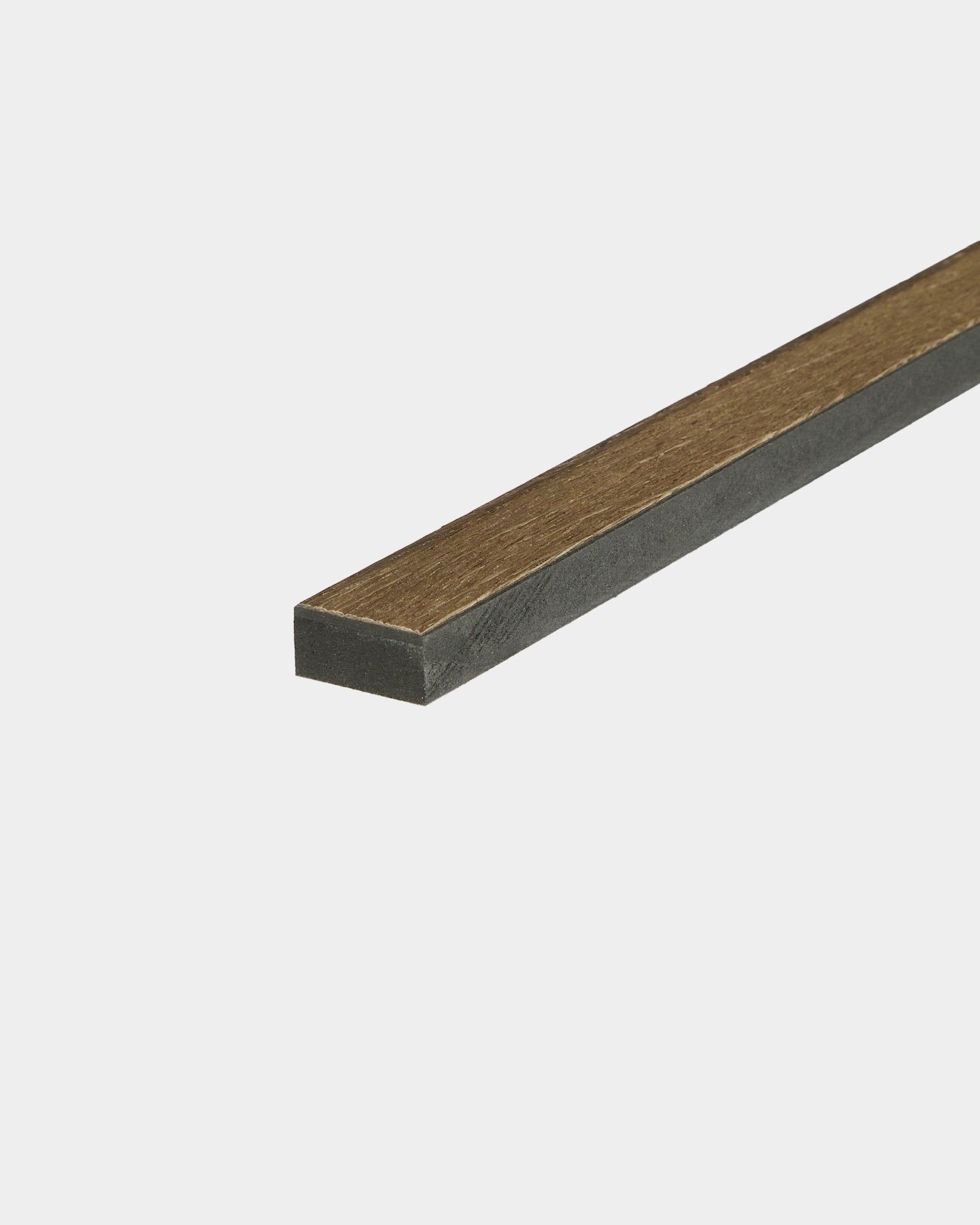 Primo piano di una Lamella Rustic Grey Oak da 240 cm di WoodUpp, pensata per rifinire i bordi o sostituire le doghe Akupanel Pannello acustico.