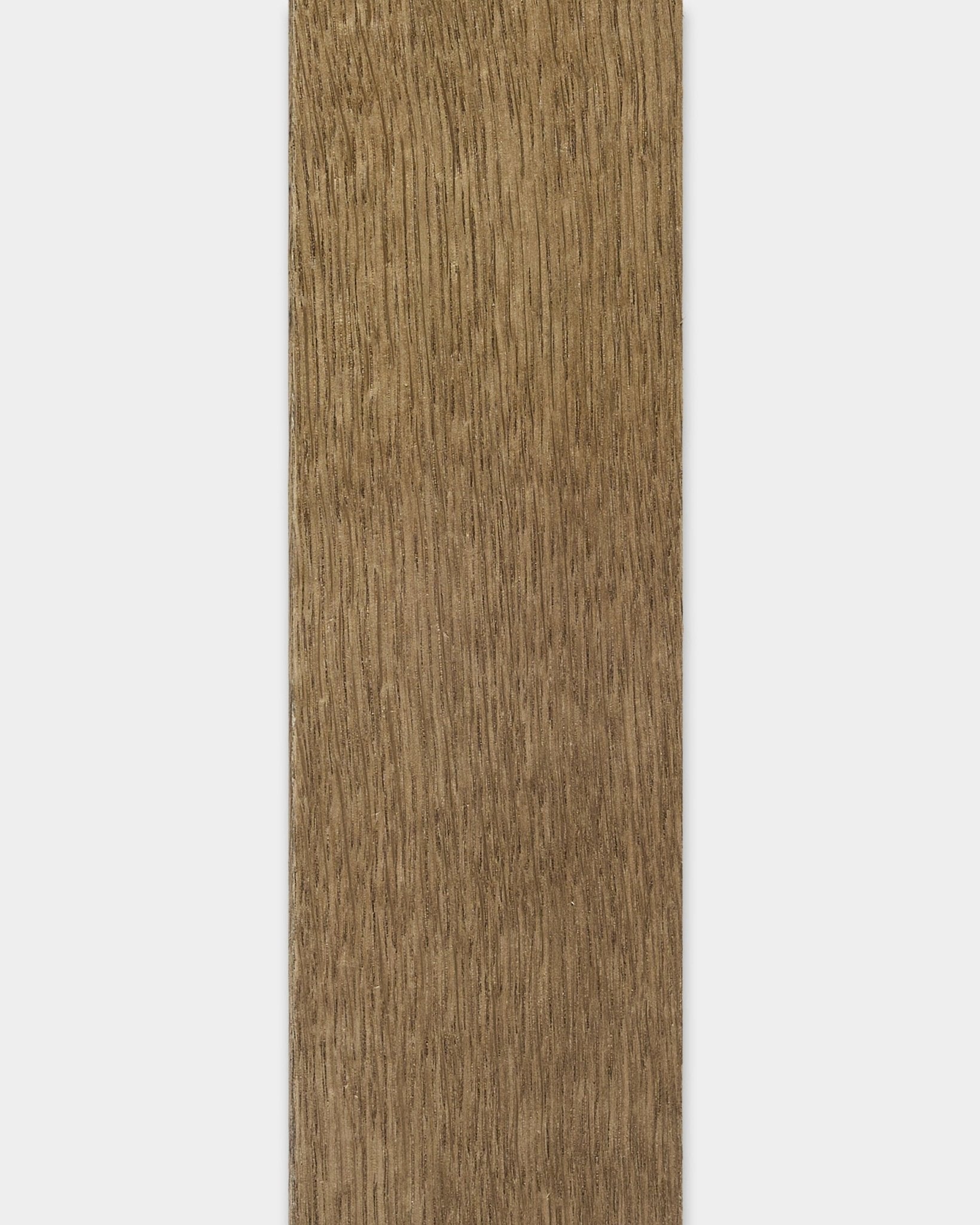 Pannello Lamella WoodUpp Pannello acustico in Rustic Grey Oak, 240 cm, con venature del legno visibili e bordi lisci su sfondo bianco.