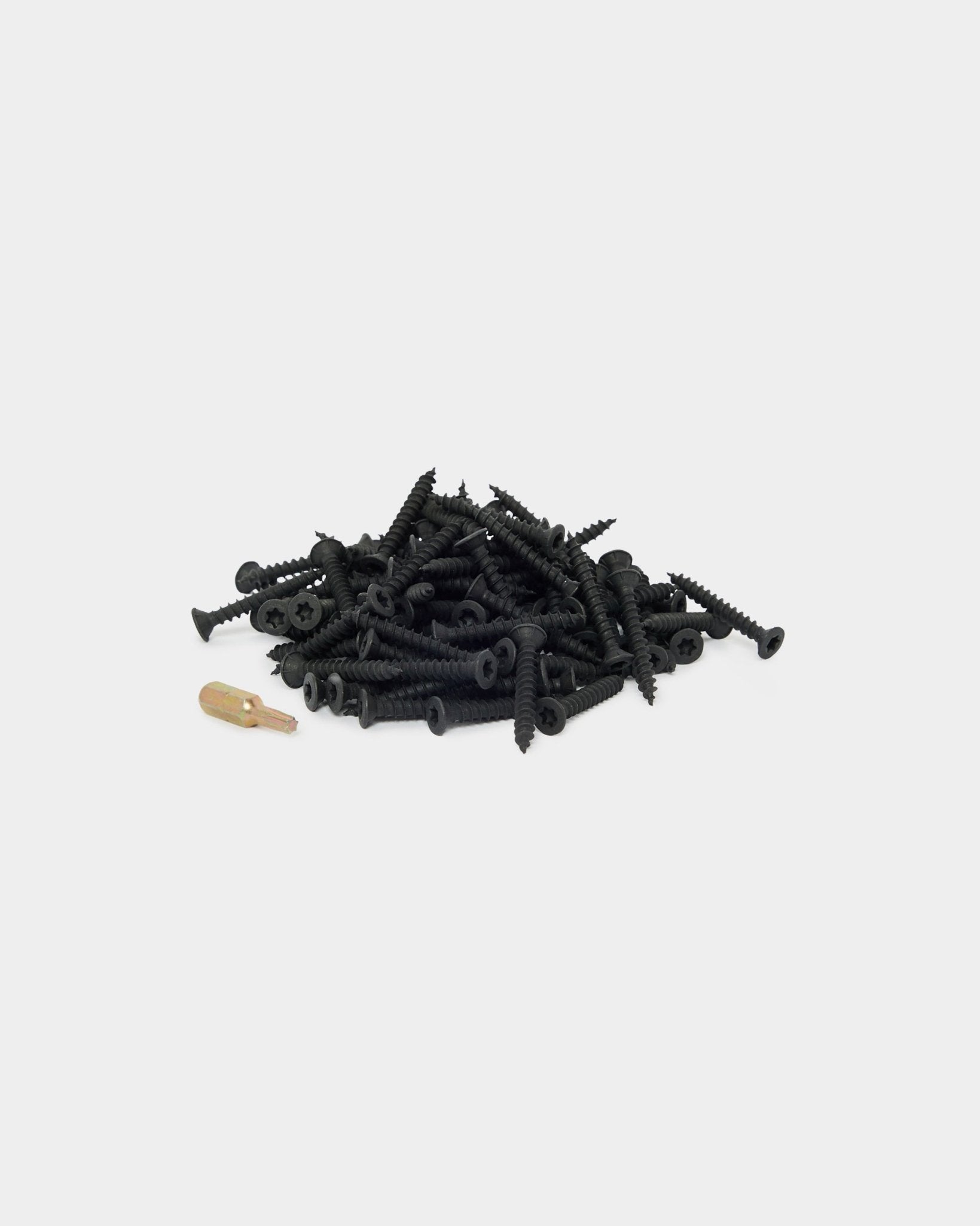 Kit di montaggio WoodUpp con 100 viti black e tassello giallo, pensato per progetti con pannelli acustici in legno Akupanel. Mostrato su sfondo bianco.
