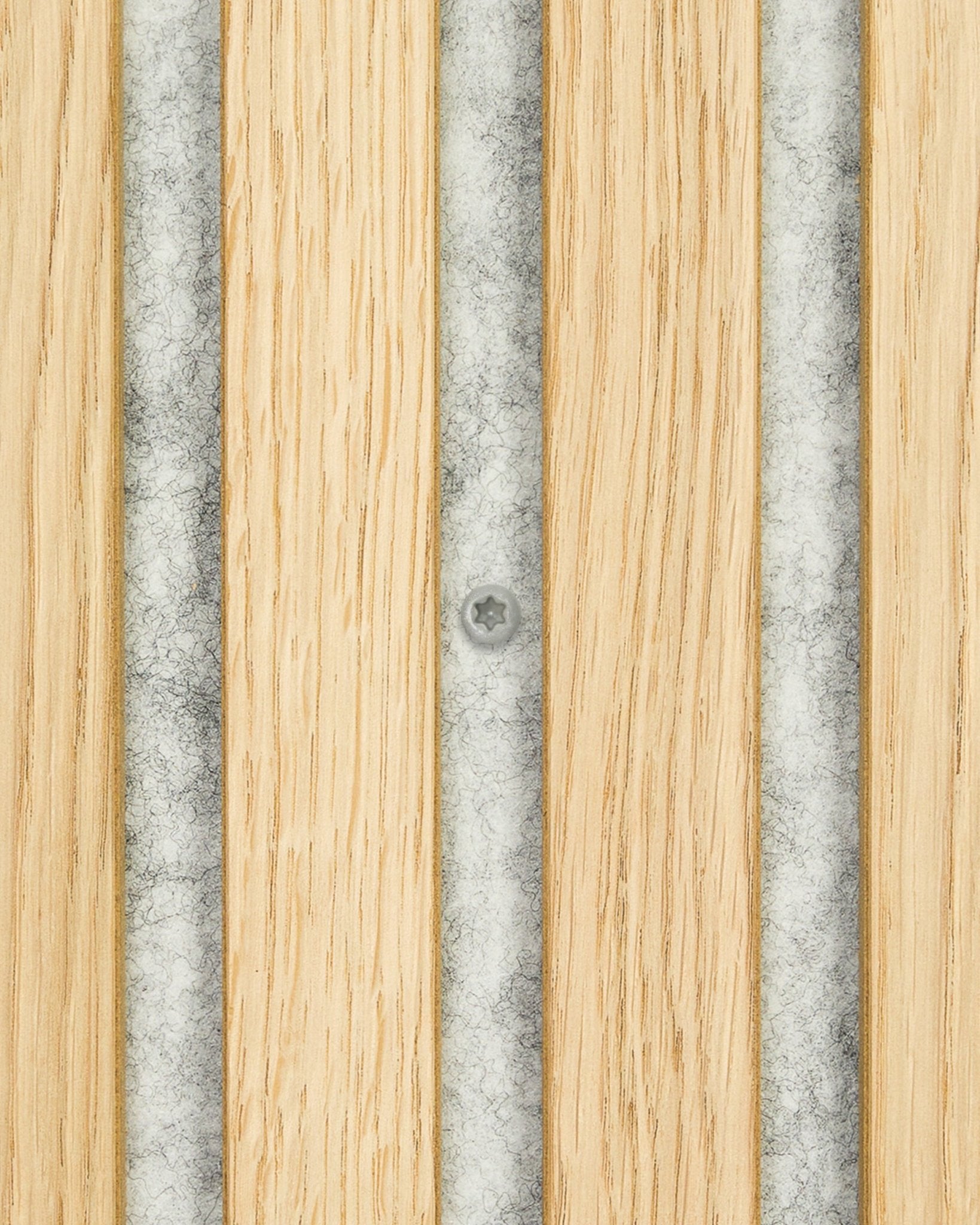 Una singola vite di installazione WoodUpp è posizionata al centro della striscia metallica grey tra le doghe in legno vertical di un Pannello acustico. Vendute in confezioni da 100 pezzi.