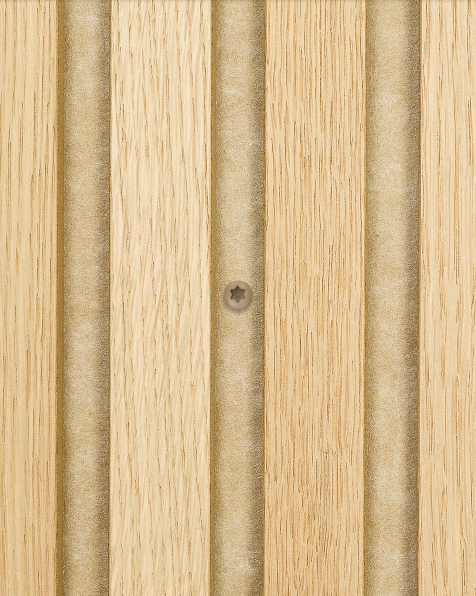 Primo piano delle viti di installazione WoodUpp beige che fissano il pannello acustico in legno chiaro Akupanel con scanalature vertical; la confezione contiene 100 pezzi.