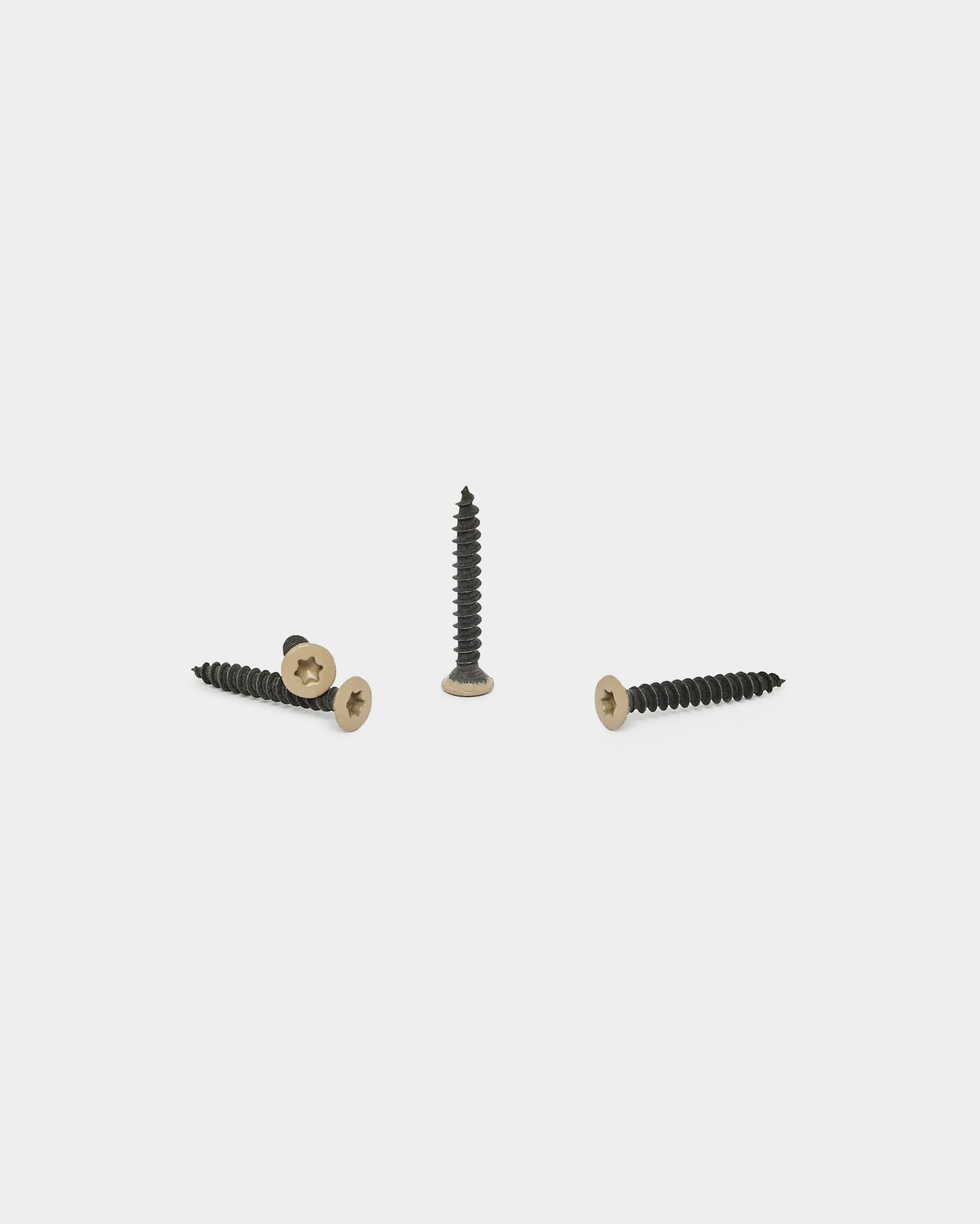 Tre viti WoodUpp beige per l’installazione di Akupanel Pannello acustico, parte del set da 100 pezzi Installation Products | Screws, mostrate su sfondo bianco.