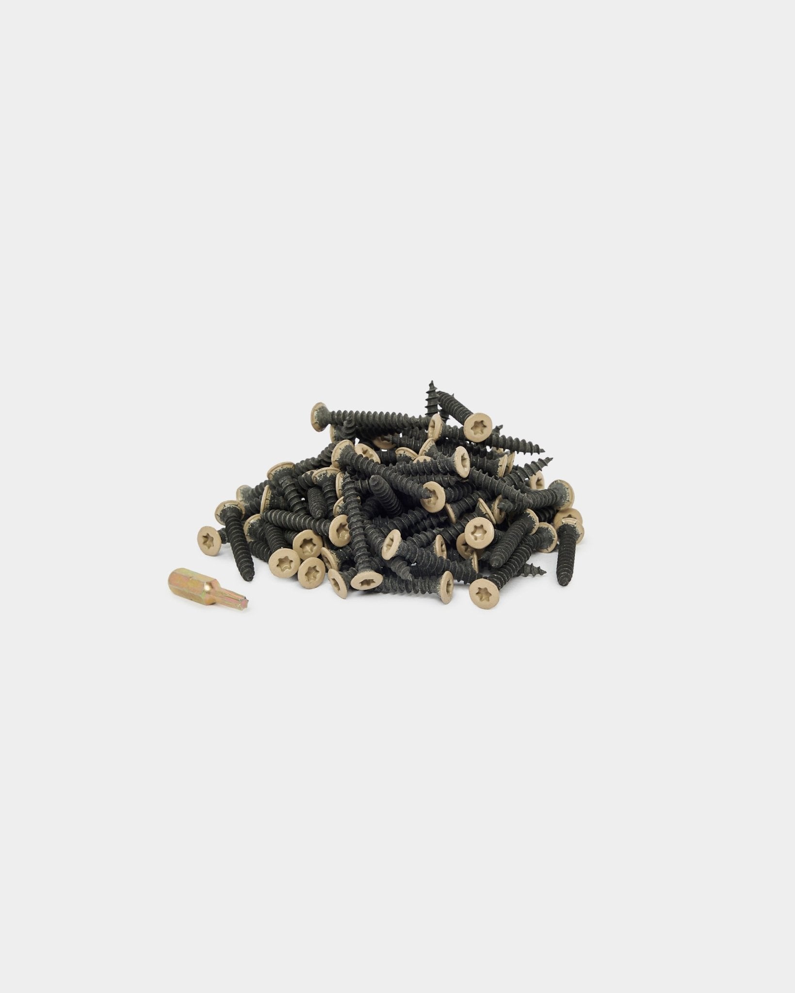 100 viti beige e un tassello per l’installazione dei pannelli acustici WoodUpp, mostrati su un semplice sfondo bianco.