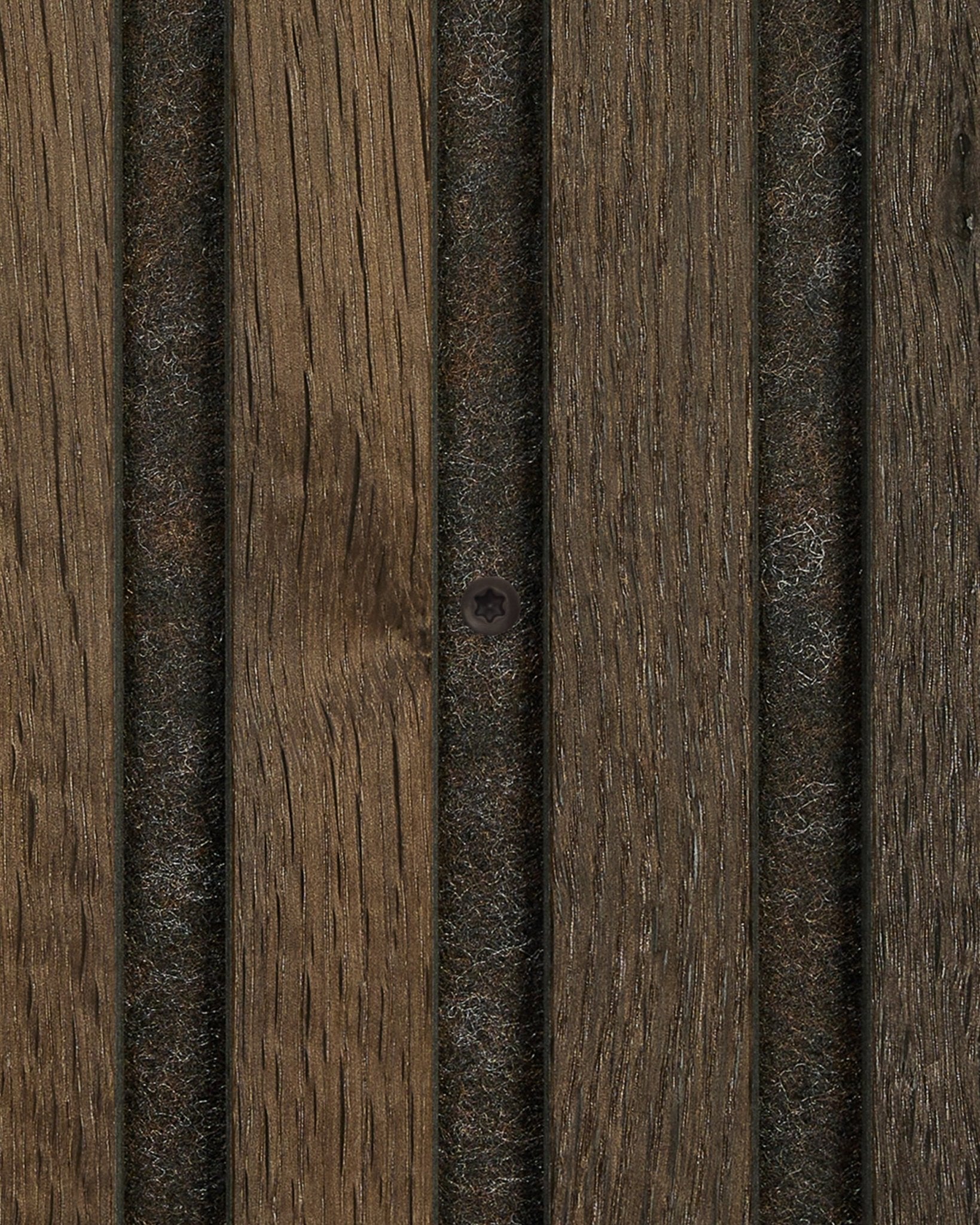 Primo piano delle viti bronzed brown (100 pz) per l’installazione WoodUpp, esposte su pannelli acustici in legno a listelli vertical con supporto in feltro.