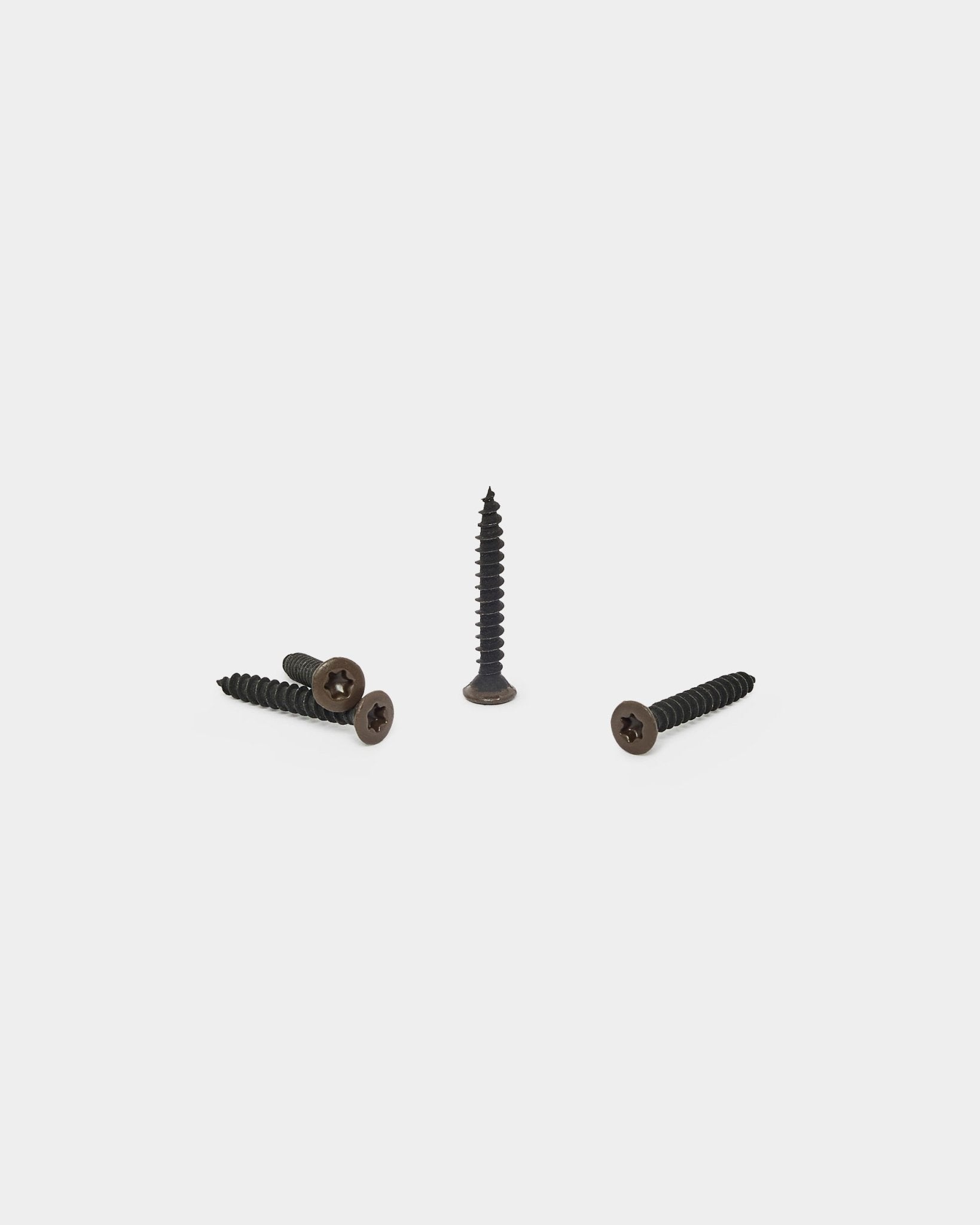 Tre viti WoodUpp bronzed brown, una in piedi e due sdraiate, pensate per fissare il supporto in feltro ai pannelli acustici Akupanel. Confezione da 100 pezzi.