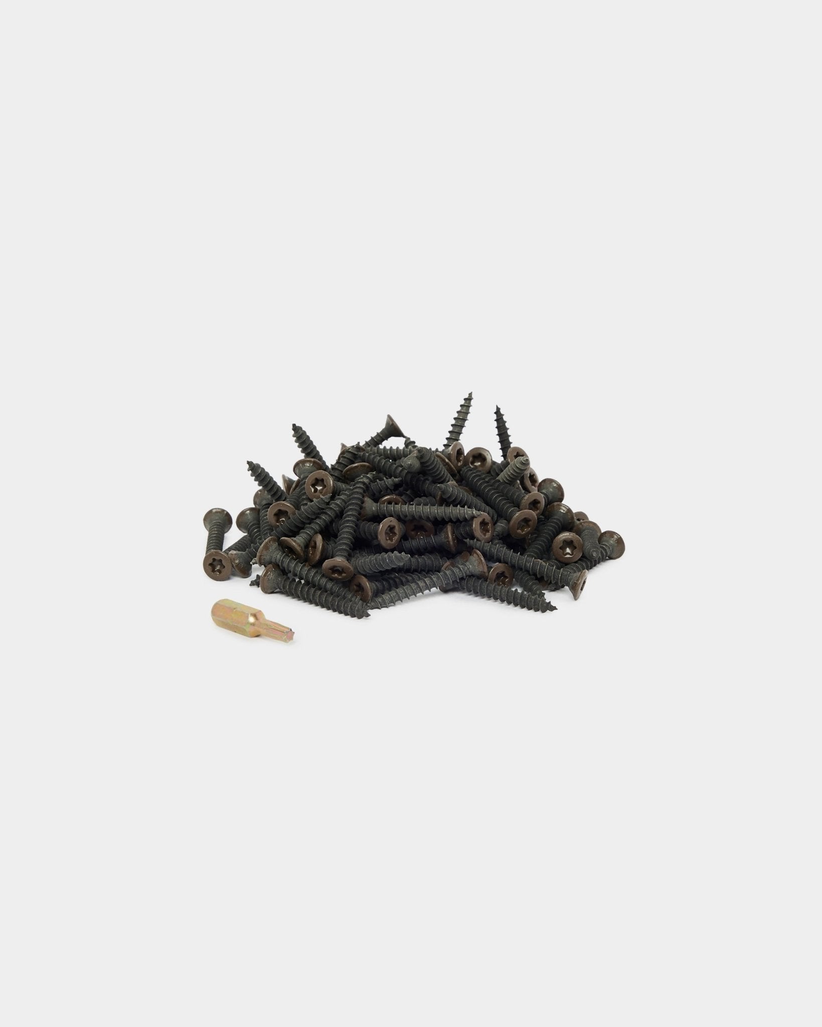 Viti di installazione WoodUpp bronzed brown (100 pz) e un singolo tassello da parete beige mostrati su uno sfondo bianco semplice, pensati per l’installazione Pannello acustico.