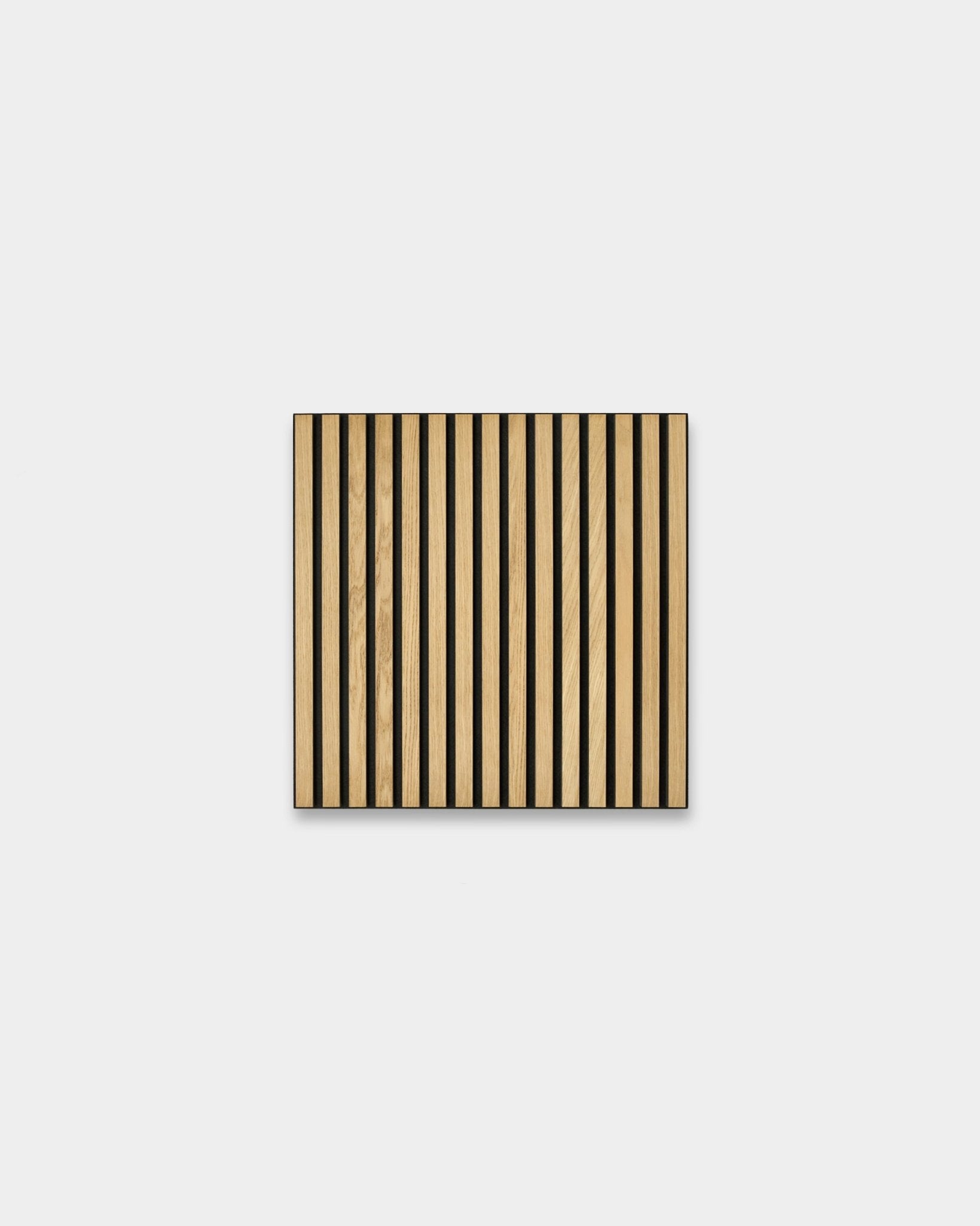 Akupixel Pannello acustico di WoodUpp con strisce alternate vertical di impiallacciatura Classic Rovere e feltro black su MDF black, 60x60 cm, design scandinavo.