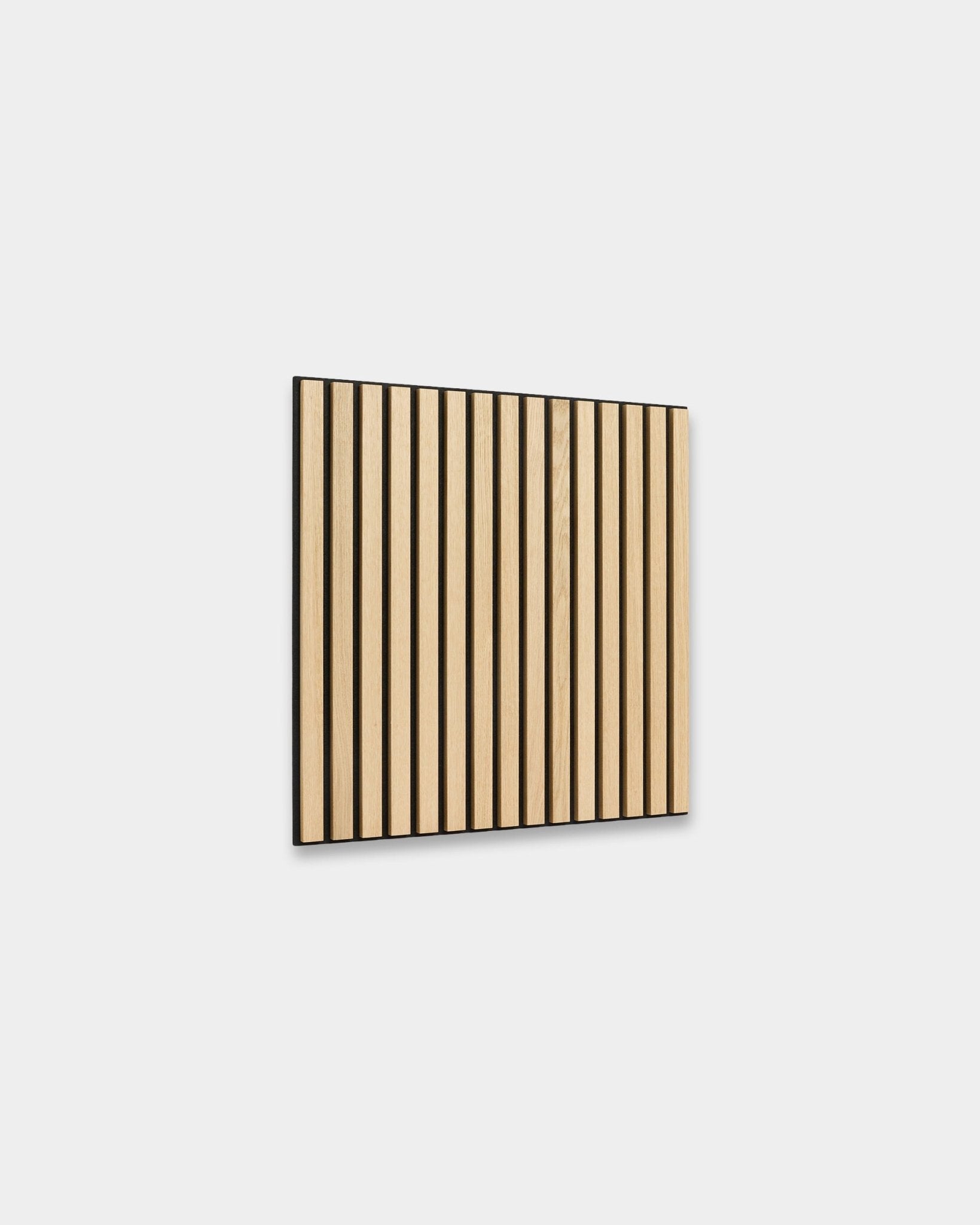 WoodUpp Akupixel Pannello acustico in Classic Rovere con feltro black, 60x60 cm, con doghe equidistanti e un design nordico minimalista.