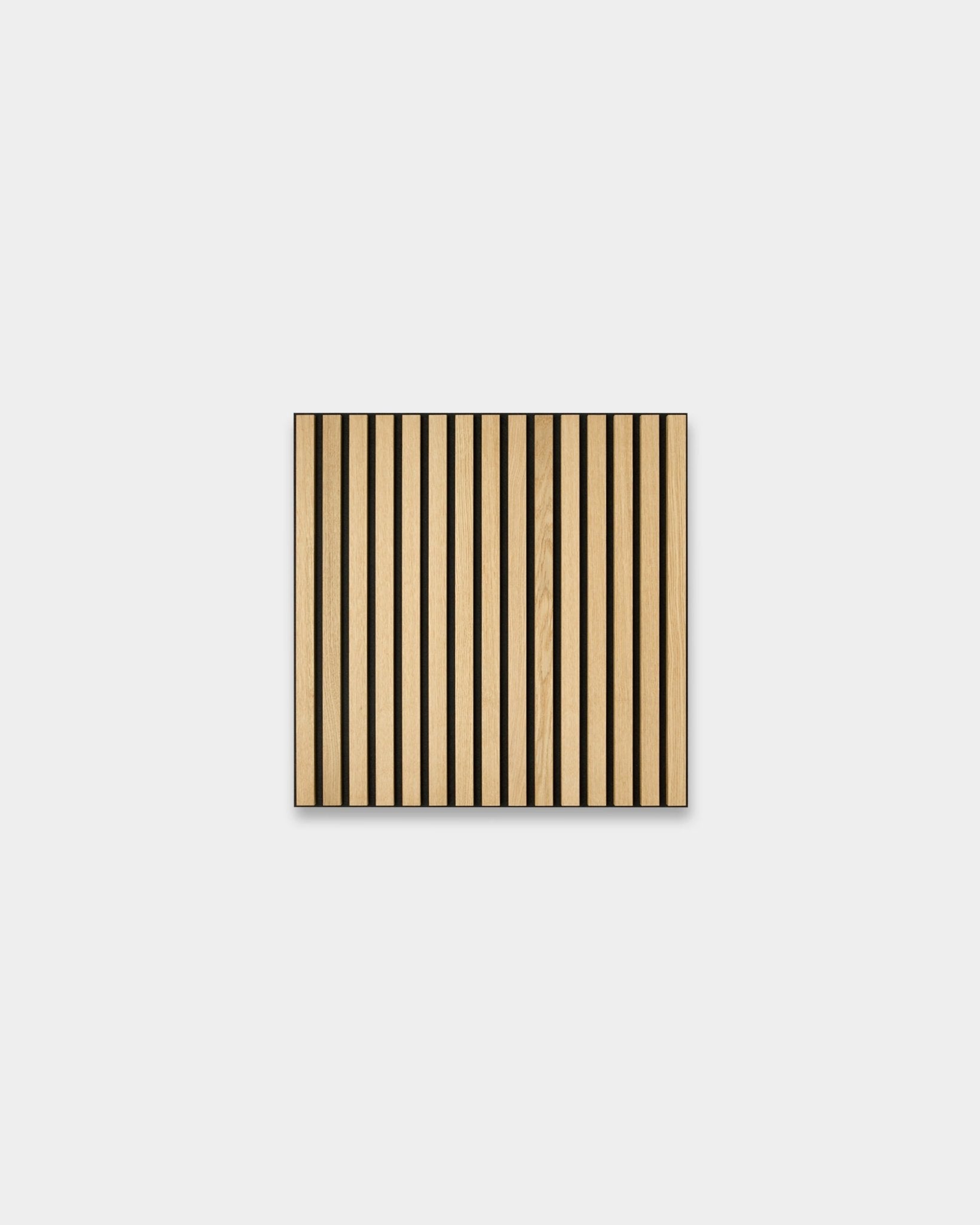 WoodUpp Akupixel Classic Rovere Pannello acustico, 60x60 cm, con doghe in legno vertical chiaro Rovere e strisce in feltro black su uno sfondo grigio chiaro.