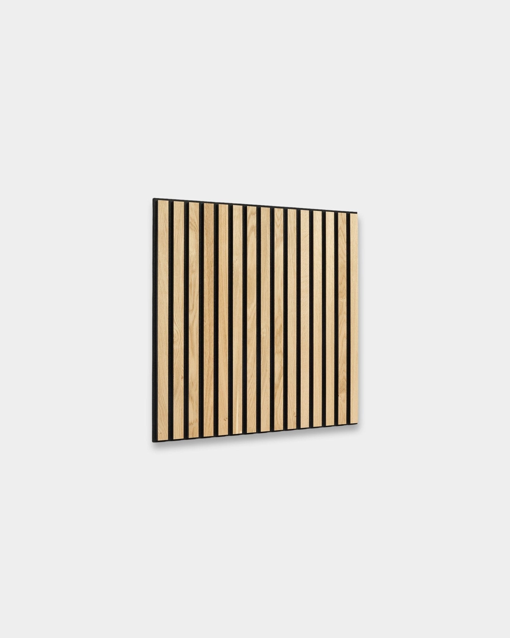 WoodUpp Akupixel Rustic Natural Oak Pannello acustico, 60x60 cm, con vertical Rovere e listelli black su uno sfondo grigio chiaro, ideale per interni nordici.