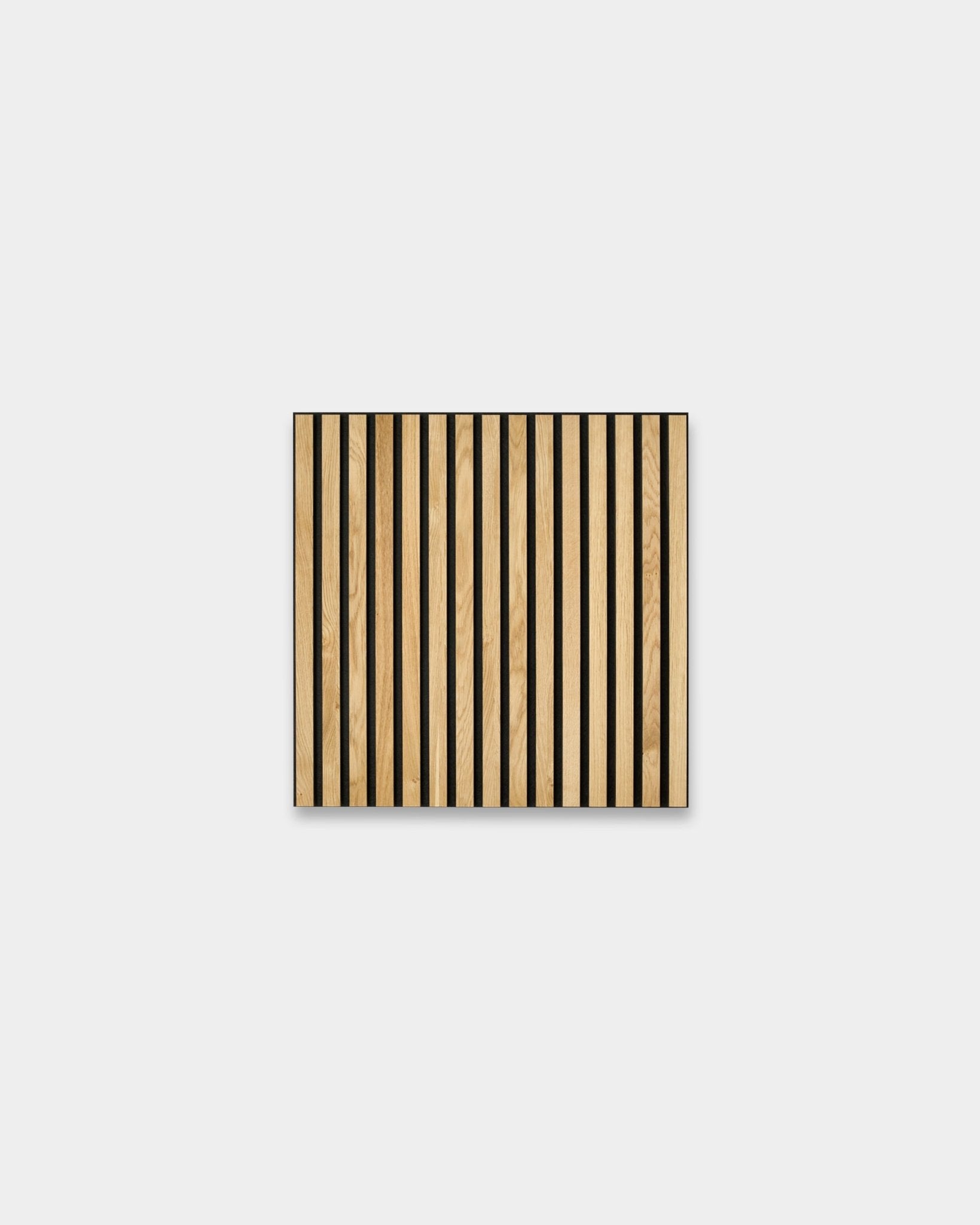WoodUpp Akupixel Rustic Natural Oak 60x60cm Pannello acustico con vertical Rovere chiaro e strisce black, mostrato su uno sfondo grigio chiaro uniforme.