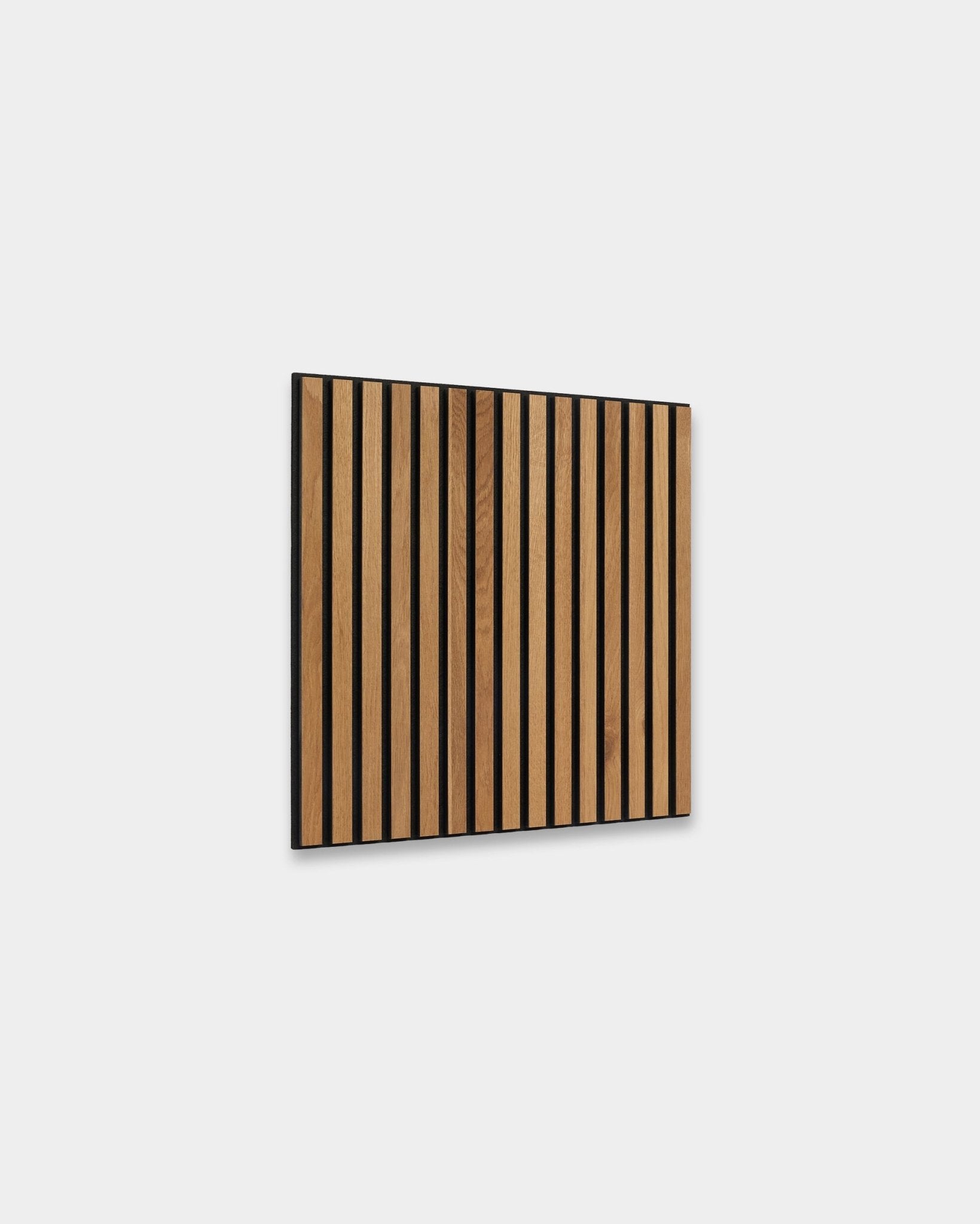 WoodUpp Akupixel Rustic Brown Rovere 60x60cm Pannello acustico con listelli vertical e spazi black, mostrato su una parete interna nordica grigio chiaro.