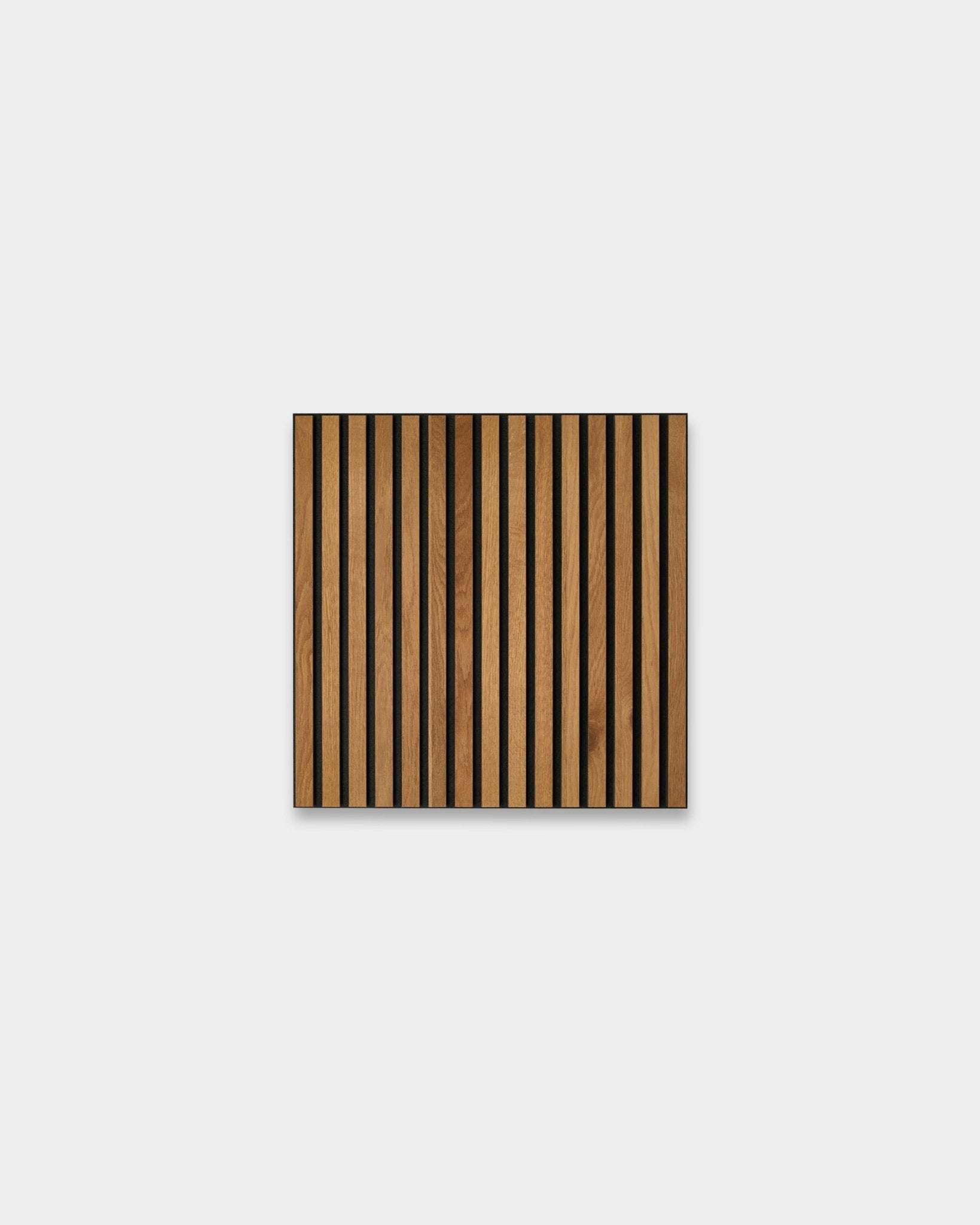 Akupixel Brown Rovere 60x60 cm Pannello acustico di WoodUpp presenta un design nordico con fasce alternate in legno chiaro brown e black su uno sfondo grigio.