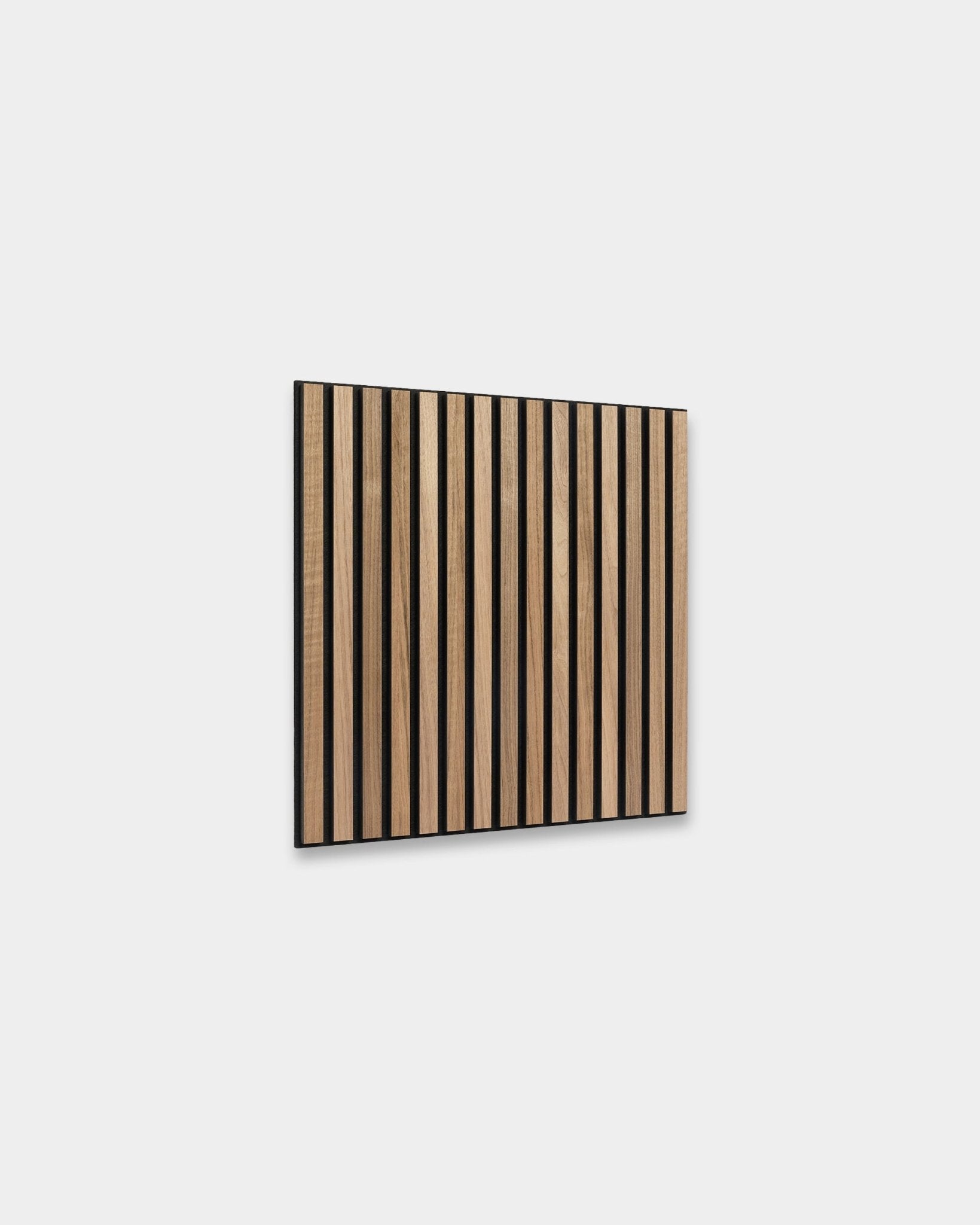 WoodUpp Akupixel Pannello acustico in noce, 60x60 cm, presenta doghe in noce equidistanti con spazi di black, montate su una parete grigio chiaro per un design scandinavo.