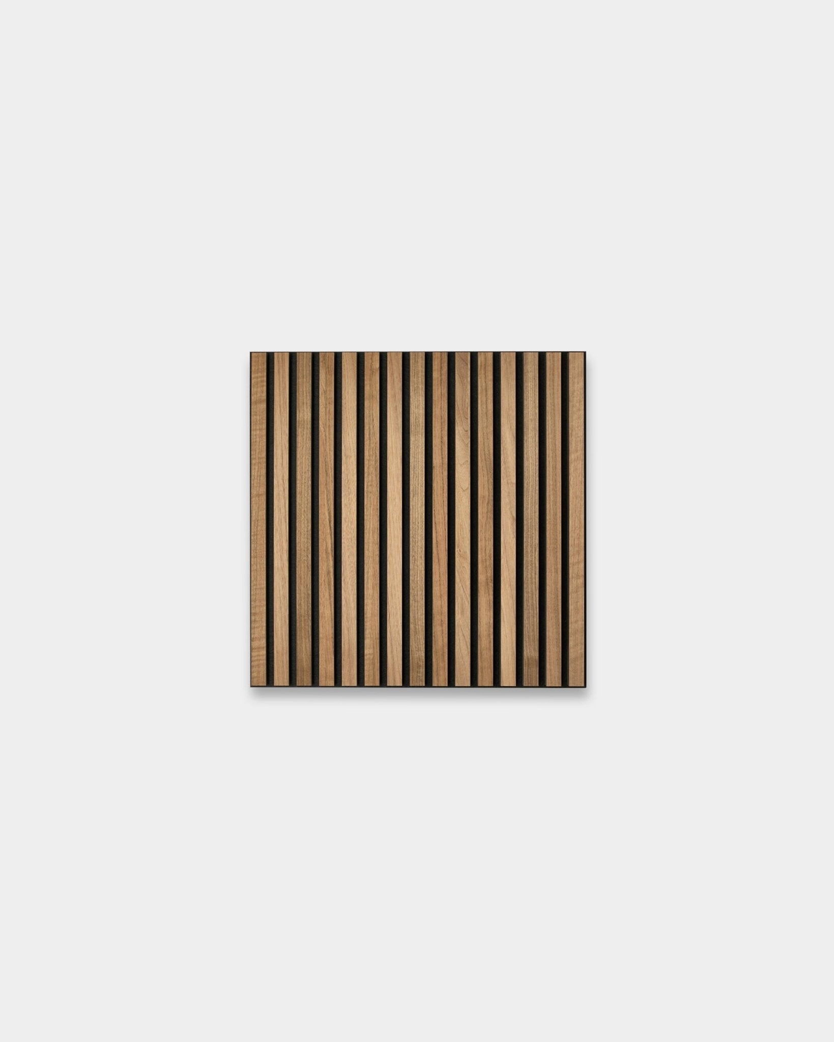 WoodUpp Akupixel Pannello acustico in noce, 60 x 60 cm, presenta un design scandinavo a doghe con strisce alternate di legno chiaro e scuro su una base grigia.