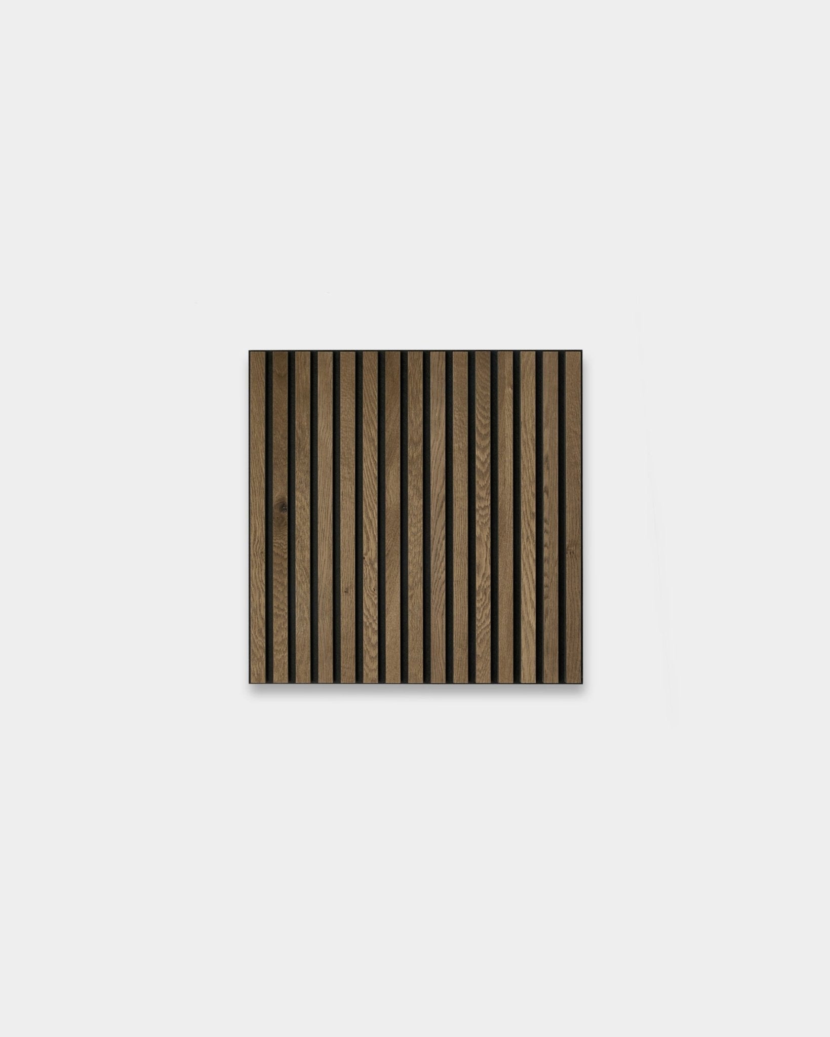WoodUpp Akupixel Grey Oak 60x60 cm: Pannello acustico quadrato in stile scandinavo con doghe Rovere scure e chiare in vertical su sfondo grigio chiaro.