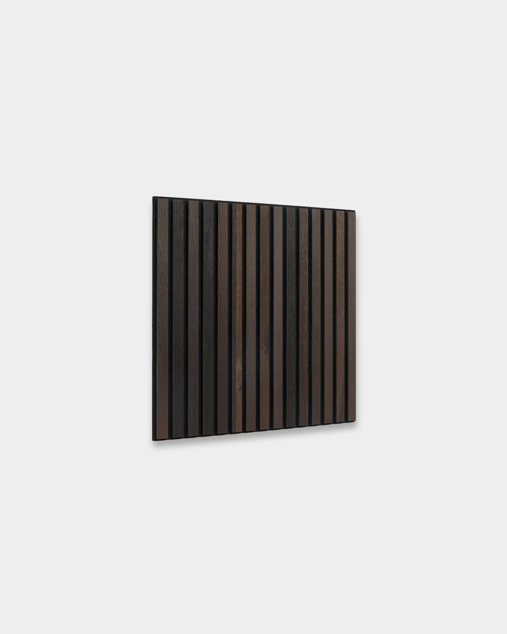 WoodUpp Akupixel Pannello acustico in Smoked Oak, 60x60 cm, con listelli vertical black e listelli scuri in brown, in un design minimalista di ispirazione nordica.