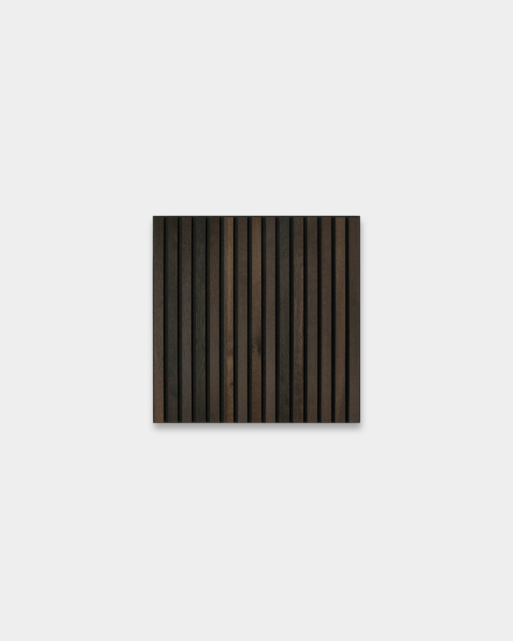 WoodUpp Akupixel Smoked Oak Pannello acustico, 60x60 cm, rettangolare con listelli in legno brown scuri e chiari su uno sfondo grigio chiaro in stile scandinavo.